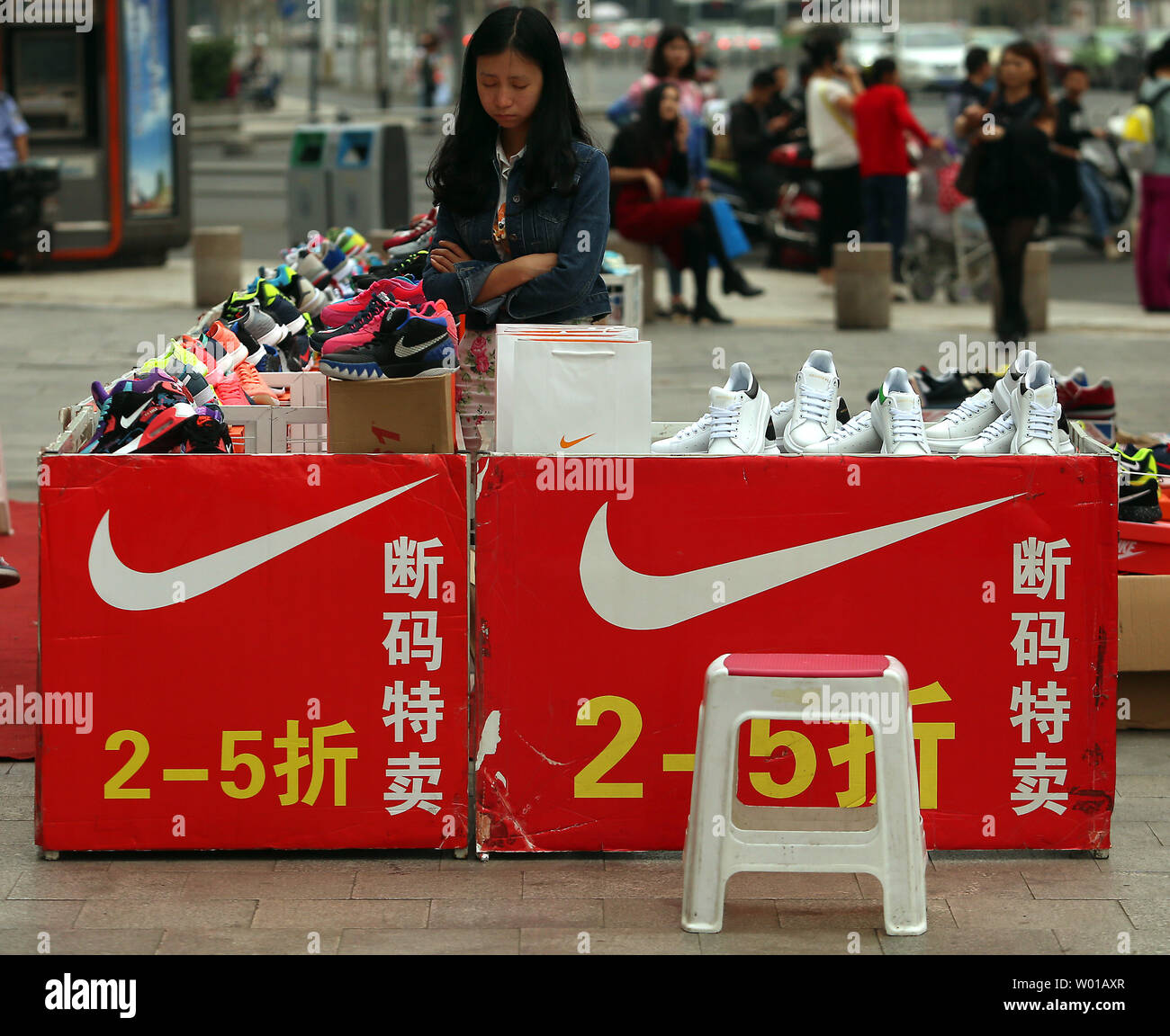 Knock-off Nike und New Balance Sportschuhe sind für ein Einkaufszentrum in Peking am 15. April 2016 verkauft. Chinas Regierung ist noch Wrestling mit der Zügellosen knock-off und gefälschte Produkte in China hergestellt, rauben Viele ausländische Marken der Gewinne und Markenschutz. Foto von Stephen Rasierer/UPI Stockfoto