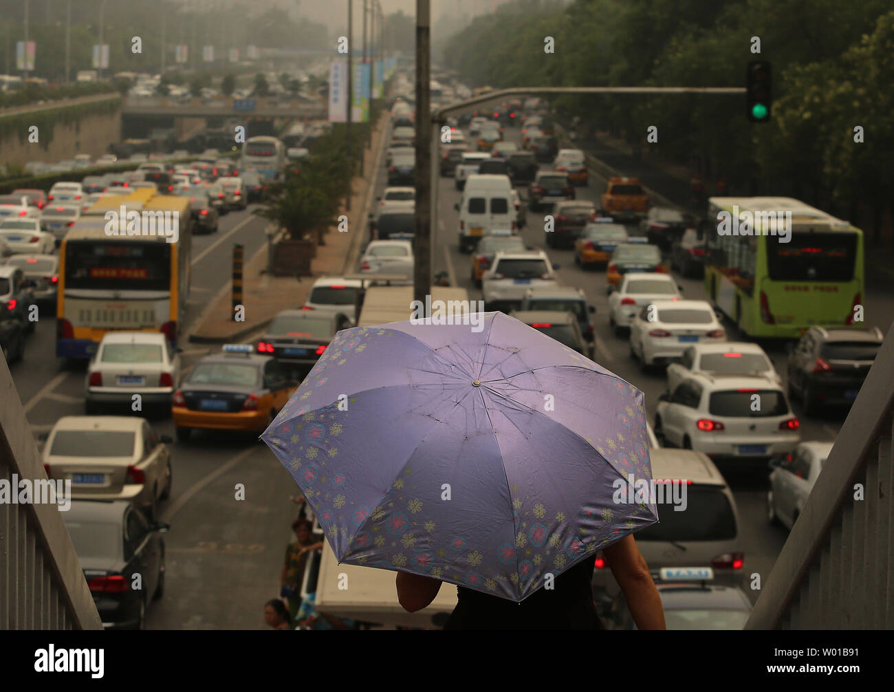 Starker Verkehr Zoll entlang an der Ring Road unter starker Luftverschmutzung in Peking am 19. Juli 2016. Luftverschmutzung in Chinas Hauptstadt ist oft so schlecht, dass es atmen tut, wie viel Schaden für die Lunge als Rauchen mehr als eine Packung Zigaretten am Tag, entsprechend einer neuen Studie durch eine in den USA ansässige gemeinnützige Gruppe namens Berkeley Erde. Foto von Stephen Rasierer/UPI Stockfoto