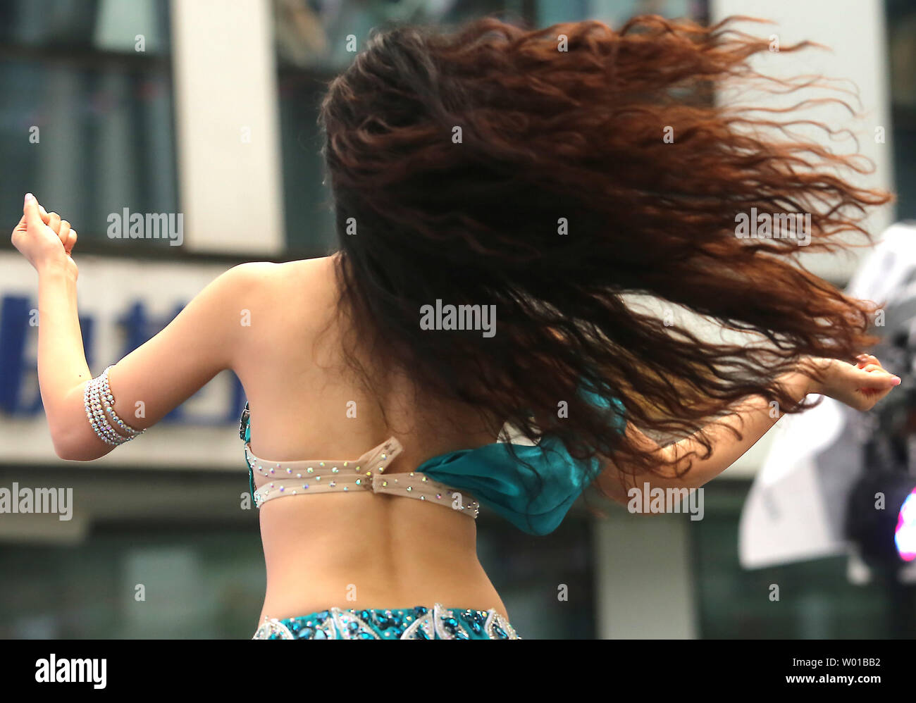 Eine chinesische Bauchtänzerin, durch ein libanesisches Restaurant beschäftigt, führt traditionelle Tänze zu einem Essen Messe in Peking am 14. August 2016. Die Hauptstadt Chinas, wegen seiner diplomatischen Bedeutung in der Welt, hat Kulturen aus fast jedem Land in Essen, Musik, Mode und importierten Zutaten vertreten. Foto von Stephen Rasierer/UPI Stockfoto