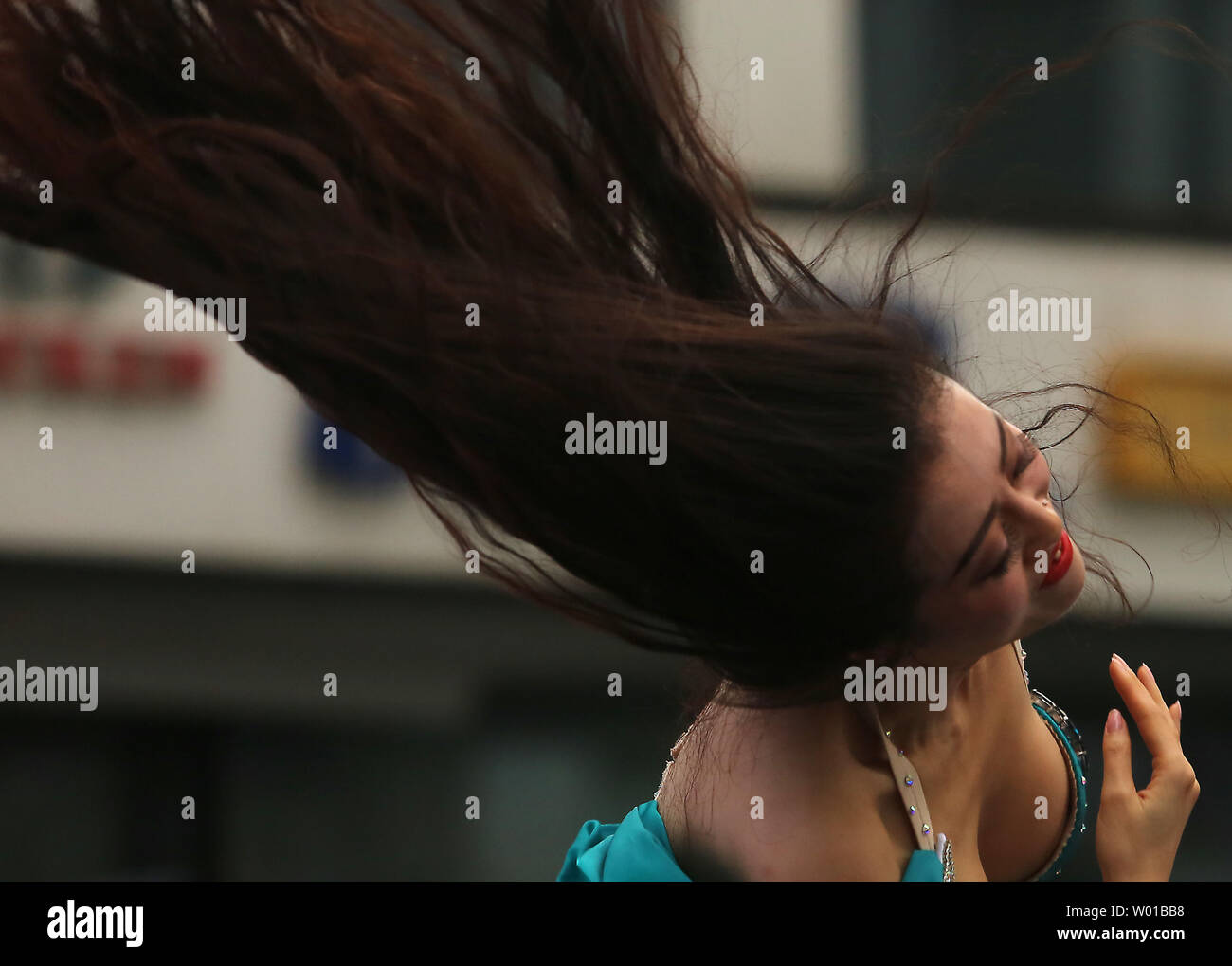 Eine chinesische Bauchtänzerin, durch ein libanesisches Restaurant beschäftigt, führt traditionelle Tänze zu einem Essen Messe in Peking am 14. August 2016. Die Hauptstadt Chinas, wegen seiner diplomatischen Bedeutung in der Welt, hat Kulturen aus fast jedem Land in Essen, Musik, Mode und importierten Zutaten vertreten. Foto von Stephen Rasierer/UPI Stockfoto