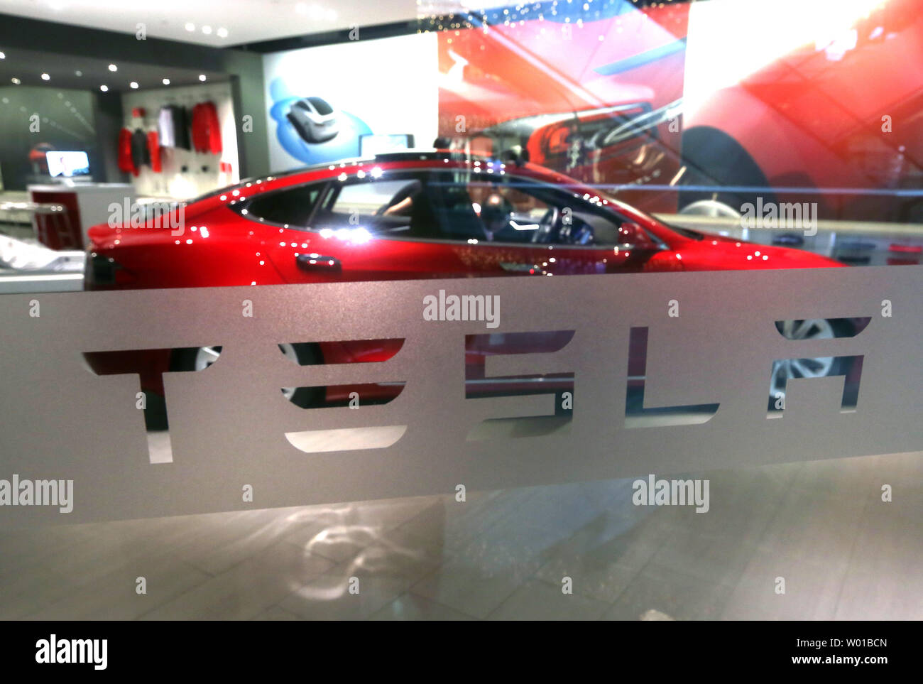 Die neuesten Tesla Autos sind auf Anzeige in seinem Flaggschiff Tesla Showroom in Peking am 16. August 2016. Tesla entfernt eine chinesische Bezeichnung für 'Selbst-Fahrt' aus China Website nach einem Treiber in Chinas Hauptstadt, die mit 'Autopilot stürzte," beschwerte sich darüber, dass der amerikanische Autohersteller Fähigkeiten der Funktion overplayed und Irreführung des Kunden. Foto von Stephen Rasierer/UPI Stockfoto