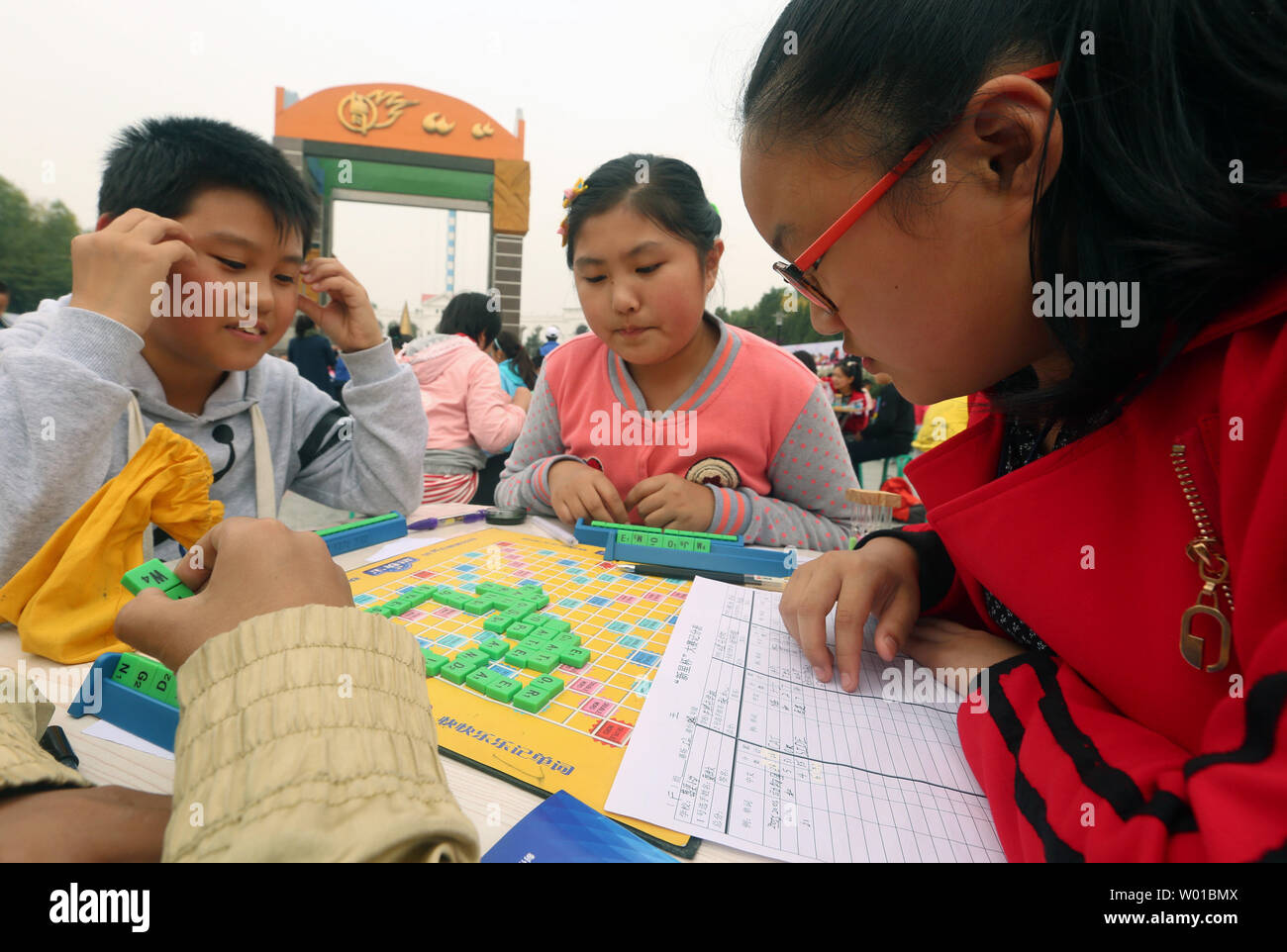 Junge chinesische Studenten spielen China's Version von Scrabble, aber mit Englisch Fliesen an einer fremden Sprache Messe in Peking am 17. Oktober 2016. China's Top Akademiker und Beamte haben einen mehr vorwärts, global orientierten Ausbildung Lehrplan, vor allem Englisch lernen, eine der obersten Prioritäten des raschen Wachstums des Landes und den Wettbewerb in den internationalen Beziehungen und Business. Foto von Stephen Rasierer/UPI Stockfoto