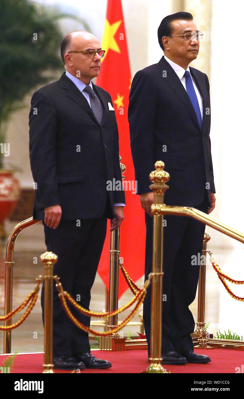 Chinesische Ministerpräsident Li Keqiang (R) und der französische Premierminister Bernard Cazeneuve hören zu ihren jeweiligen Nationalhymnen, da sie eine Begrüßungszeremonie in der Großen Halle des Volkes in Peking am 21. Februar 2017 teil. Cazeneuve ist zu einem dreitägigen Besuch in China als Frankreich Köpfe für eine Präsidentschaftswahl und Peking Bilanz der Sieg der US-Präsident Donald Trump. China hat, Ouvertüren, Frankreich und der Europäischen Union sinceTrump Wahl und seine Position auf den freien Handel und Taiwan. Foto von Stephen Rasierer/UPI Stockfoto