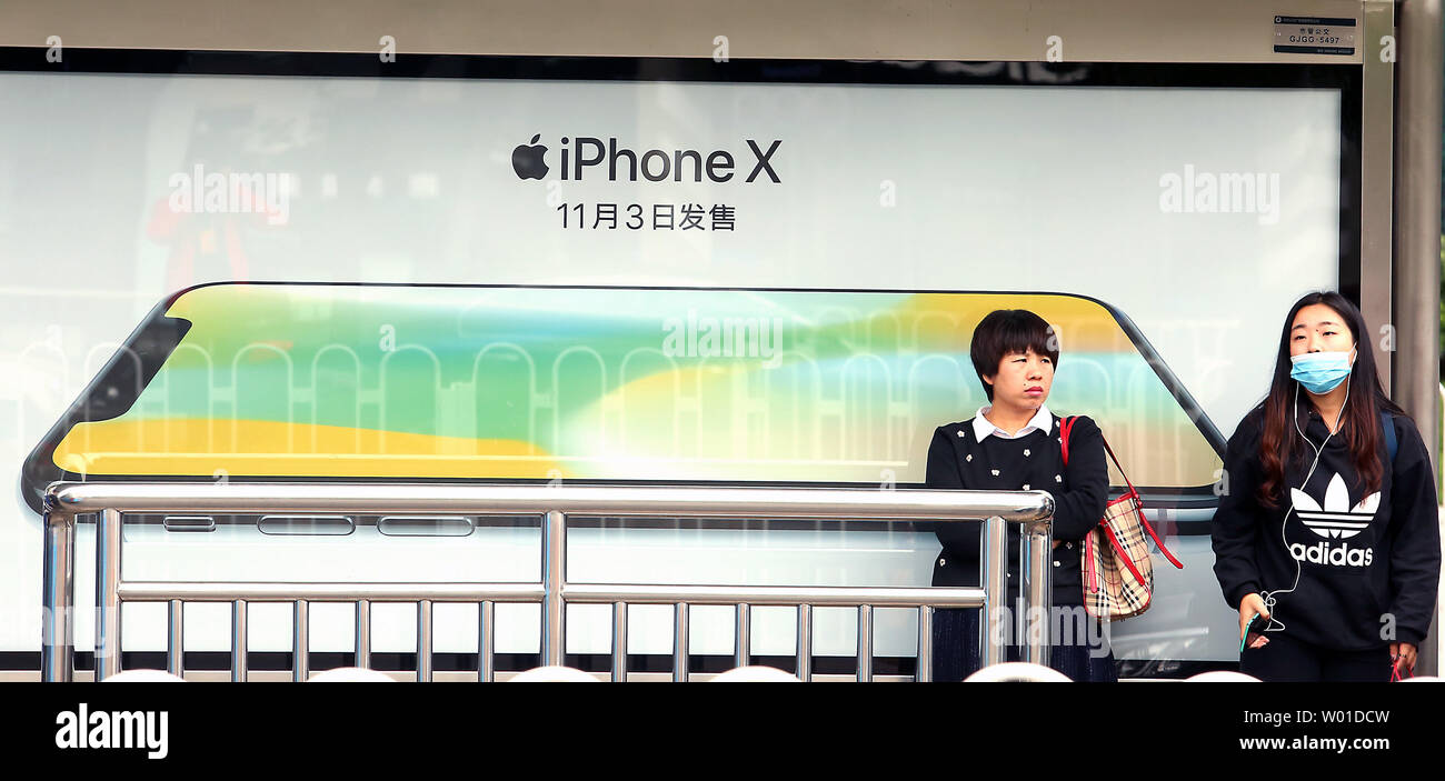 Chinesische Frauen Stehen An Einer Bushaltestelle In Der Strasse Werbung Fur Das Neue Apple Iphone X