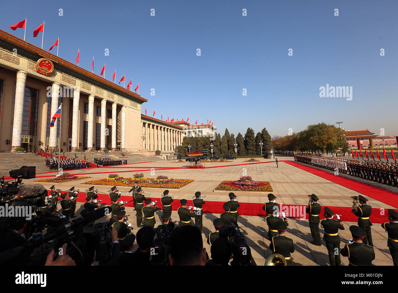 Der russische Ministerpräsident Dmitri Anatoljewitsch Medwedew und der chinesische Ministerpräsident Li Keqiang eine Begrüßungszeremonie in der Großen Halle des Volkes in Peking am 1. November 2017 teilzunehmen. Sowohl chinesische und russische Beamte haben Berichte dementiert, dass ihre jeweiligen Militärs Vorsorgemaßnahmen wurden in Erwartung der Spannungen in der benachbarten Koreanische Halbinsel eskaliert. Foto von Stephen Rasierer/UPI Stockfoto