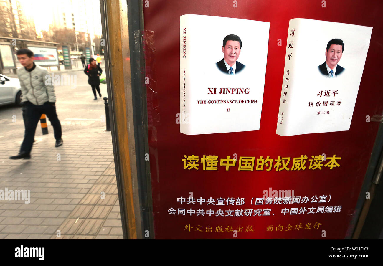 Chinesische vorbei einen News Stand verkaufen Präsident Xi Jinping's "Manifest", erläutert seine Pläne für Chinas Zukunft nationale und internationale Wachstum, in Peking am 11. Januar 2018. Xi hat sich sowohl mit der Kommunistischen Partei und der militärischen seine Ansichten von Chinas Rolle im wirtschaftlichen, politischen und militärischen Fragen der Welt, die auf der globalen Bühne voraus positioniert. Foto von Stephen Rasierer/UPI Stockfoto