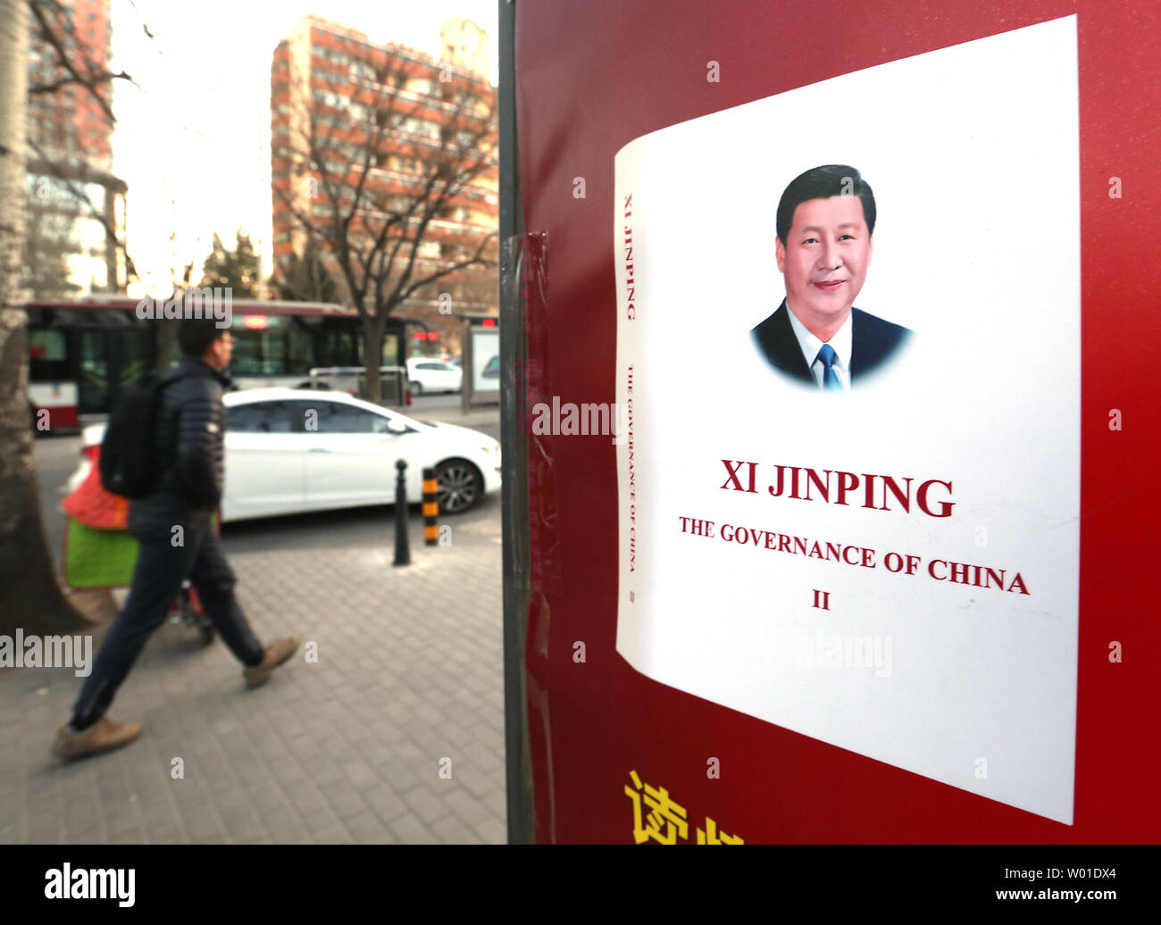 Chinesische vorbei einen News Stand verkaufen Präsident Xi Jinping's "Manifest", erläutert seine Pläne für Chinas Zukunft nationale und internationale Wachstum, in Peking am 11. Januar 2018. Xi hat sich sowohl mit der Kommunistischen Partei und der militärischen seine Ansichten von Chinas Rolle im wirtschaftlichen, politischen und militärischen Fragen der Welt, die auf der globalen Bühne voraus positioniert. Foto von Stephen Rasierer/UPI Stockfoto