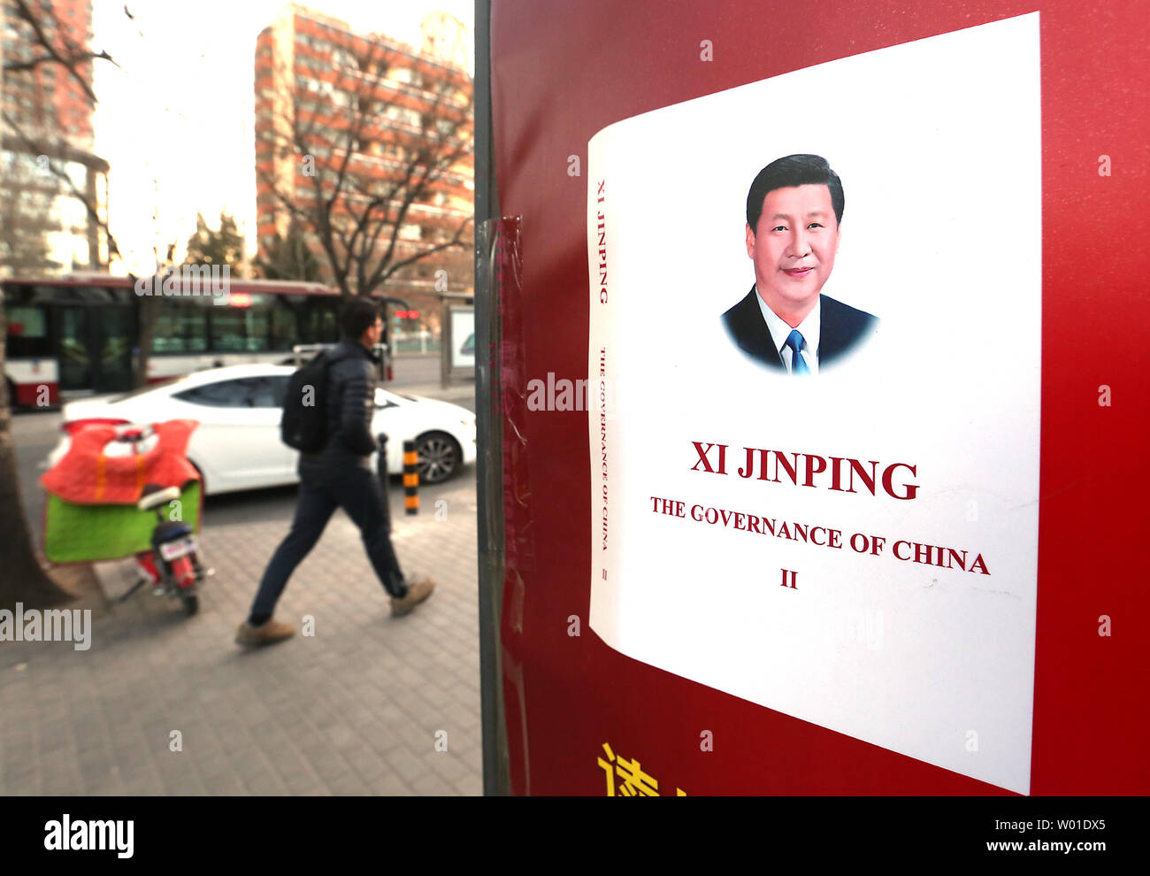 Chinesische vorbei einen News Stand verkaufen Präsident Xi Jinping's "Manifest", erläutert seine Pläne für Chinas Zukunft nationale und internationale Wachstum, in Peking am 11. Januar 2018. Xi hat sich sowohl mit der Kommunistischen Partei und der militärischen seine Ansichten von Chinas Rolle im wirtschaftlichen, politischen und militärischen Fragen der Welt, die auf der globalen Bühne voraus positioniert. Foto von Stephen Rasierer/UPI Stockfoto