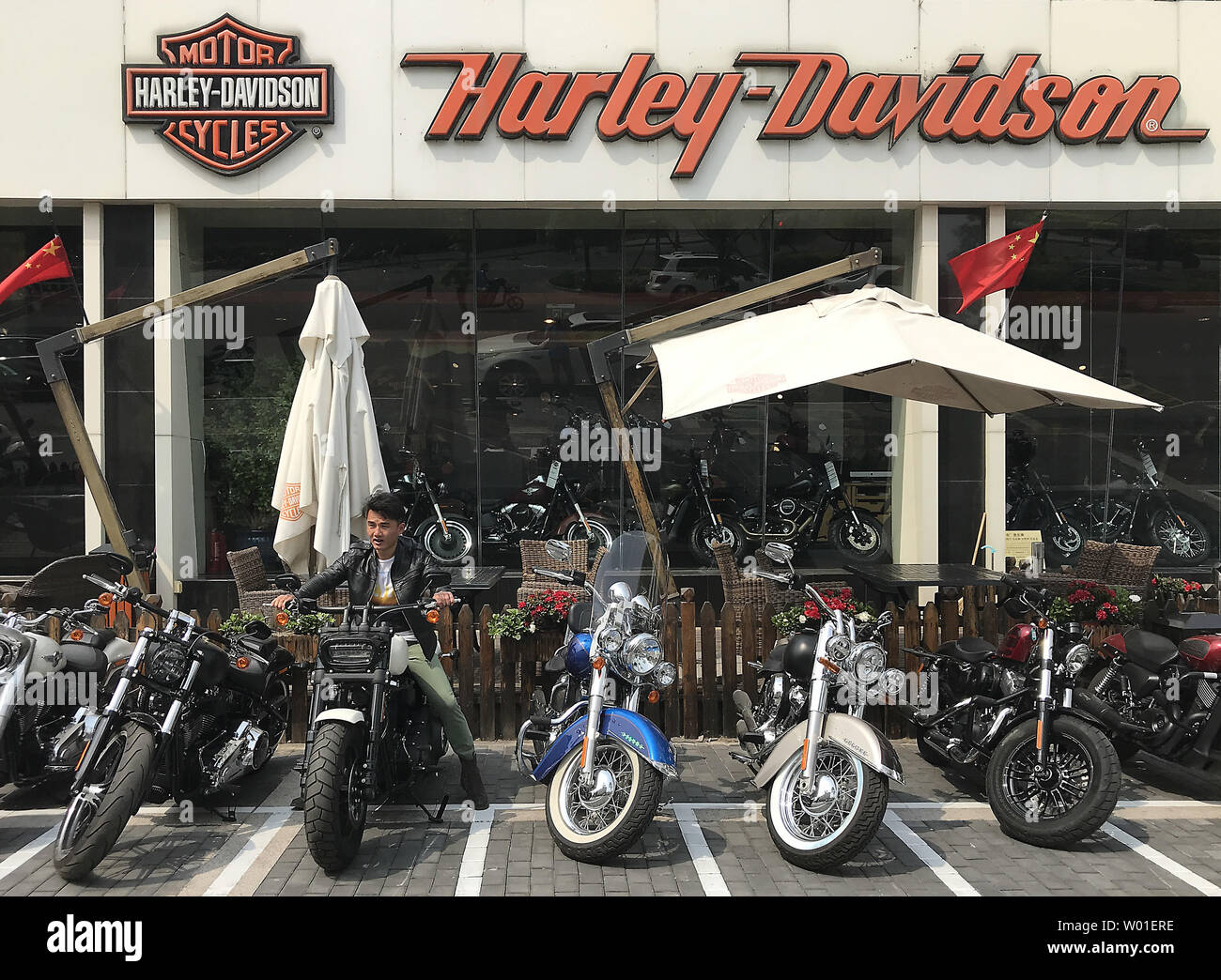 Chinesische entdecken Sie die neuesten Harely-Davidson Motorräder in einem Showroom in Peking am 6. Mai 2018. China hat den berühmten amerikanischen Motorrad Unternehmen als mögliche Vergeltungsmaßnahmen Ziel für gegenseitige Tarife aufgelistet. Foto von Stephen Rasierer/UPI Stockfoto