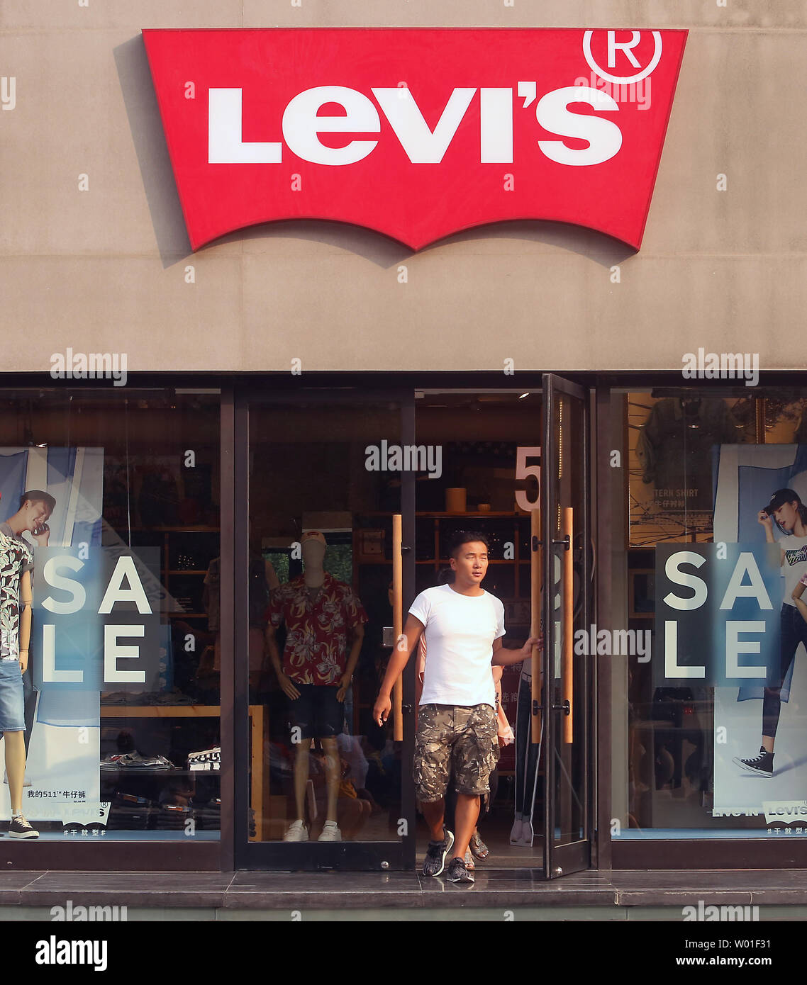 Chinesische Hinterlasse einen berühmten US-Marke Kleidung Shop, Levi's, bei einer Western Shopping Plaza in Peking am 10. Juni 2018. China sagte Sonntag, daß es seinen Erwerb von amerikanischen Produkten nicht würden zunehmen, wenn Präsident Donald Trump voran mit seiner Drohung zu besteuern, Milliarden von Dollar Wert der Einfuhren aus China geht. Foto von Stephen Rasierer/UPI Stockfoto