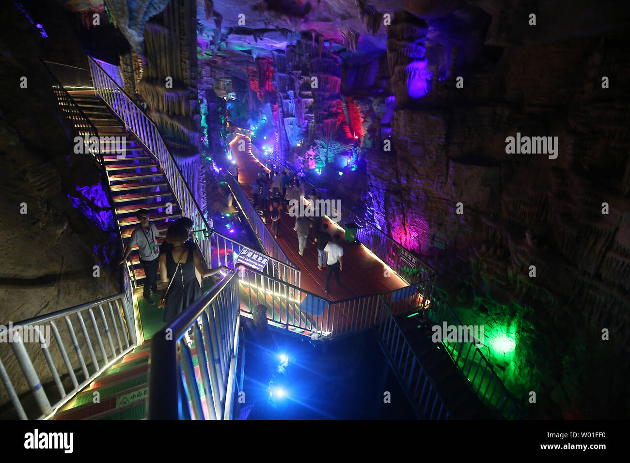 Chinesische Touristen besuchen Sie das Great Rift Valley Mount Tai, Provinz Shandong, am 23. August 2018. Auf einer Fläche von 1,28 Millionen Quadratmetern, die 6.000 Meter ungerade lange Karsthöhle ist ungefähr 500 Millionen Jahren. Foto von Stephen Rasierer/UPI Stockfoto