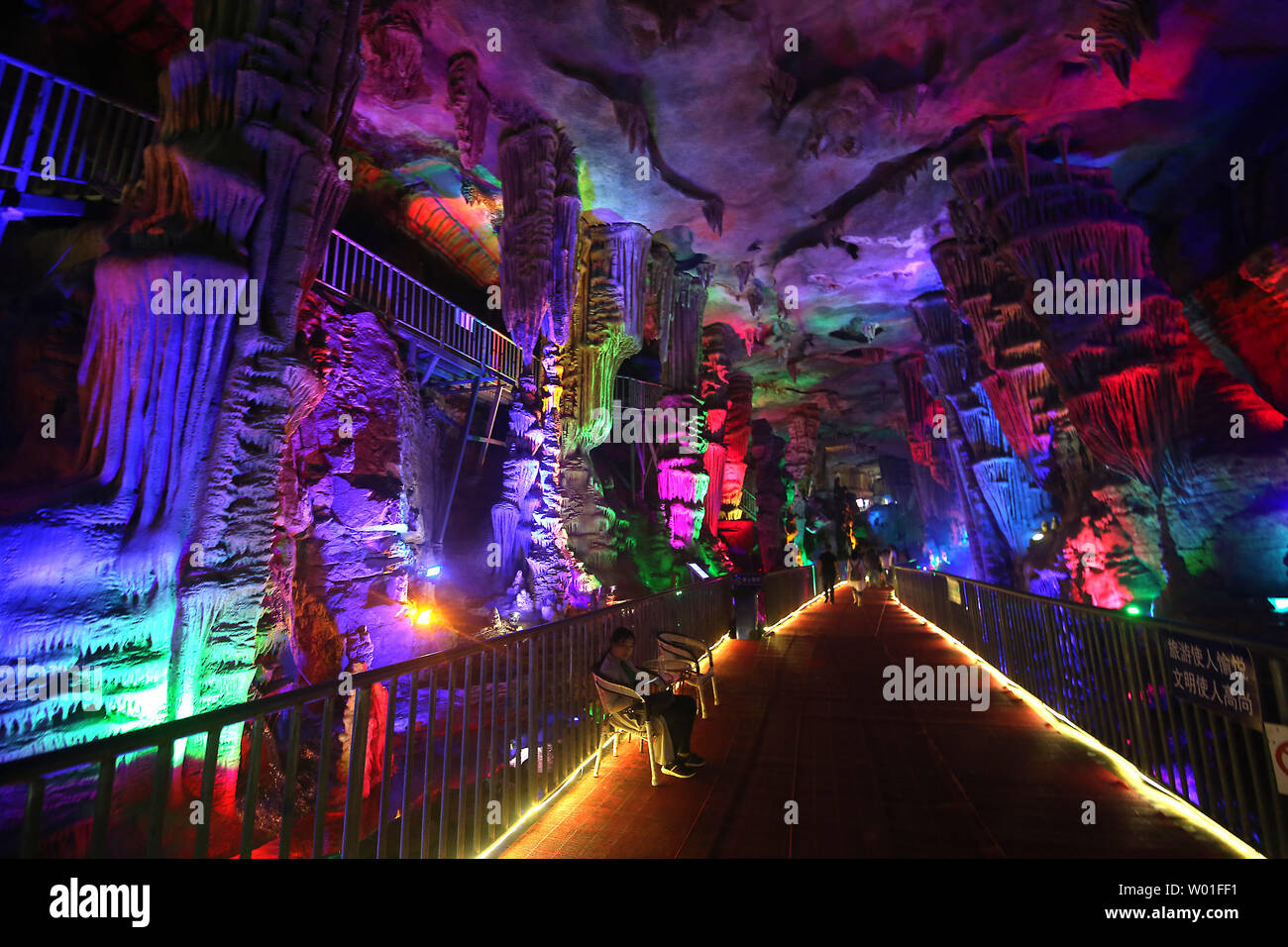 Chinesische Touristen besuchen Sie das Great Rift Valley Mount Tai, Provinz Shandong, am 23. August 2018. Auf einer Fläche von 1,28 Millionen Quadratmetern, die 6.000 Meter ungerade lange Karsthöhle ist ungefähr 500 Millionen Jahren. Foto von Stephen Rasierer/UPI Stockfoto