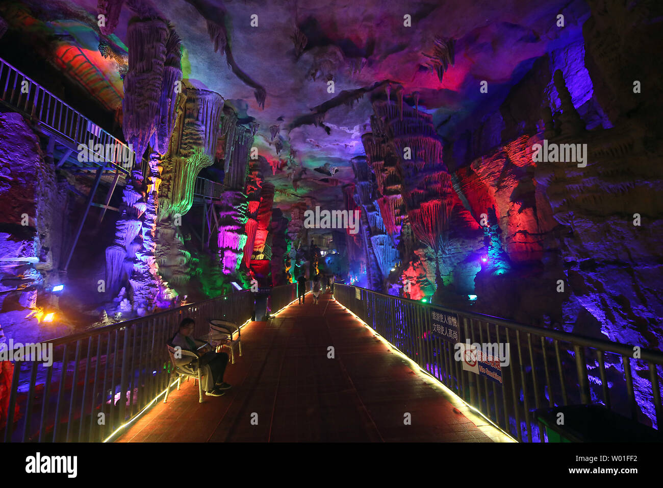 Chinesische Touristen besuchen Sie das Great Rift Valley Mount Tai, Provinz Shandong, am 23. August 2018. Auf einer Fläche von 1,28 Millionen Quadratmetern, die 6.000 Meter ungerade lange Karsthöhle ist ungefähr 500 Millionen Jahren. Foto von Stephen Rasierer/UPI Stockfoto