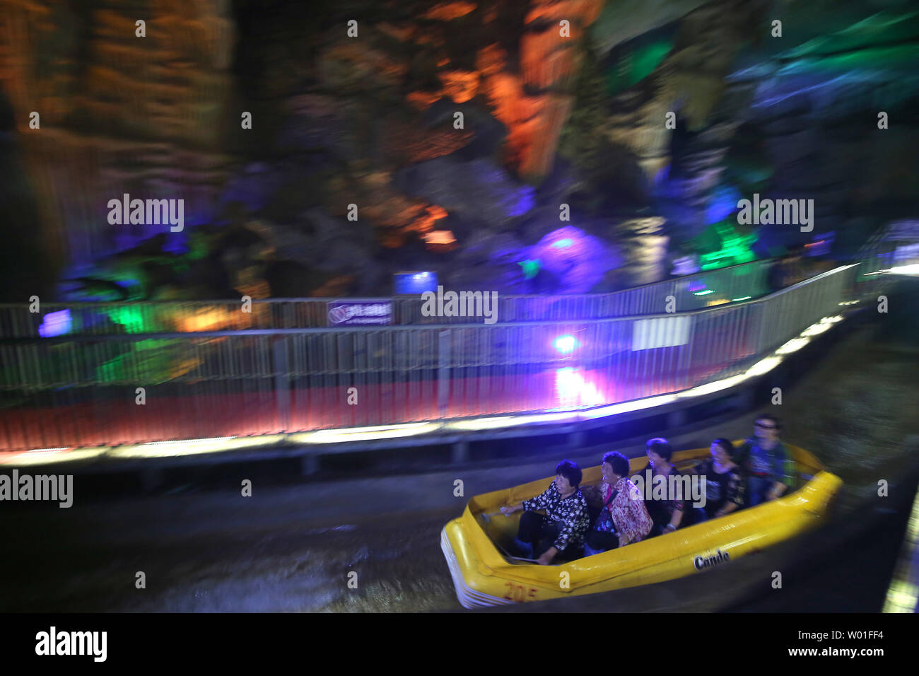 Chinesische Touristen besuchen Sie das Great Rift Valley Mount Tai, Provinz Shandong, am 23. August 2018. Auf einer Fläche von 1,28 Millionen Quadratmetern, die 6.000 Meter ungerade lange Karsthöhle ist ungefähr 500 Millionen Jahren. Foto von Stephen Rasierer/UPI Stockfoto