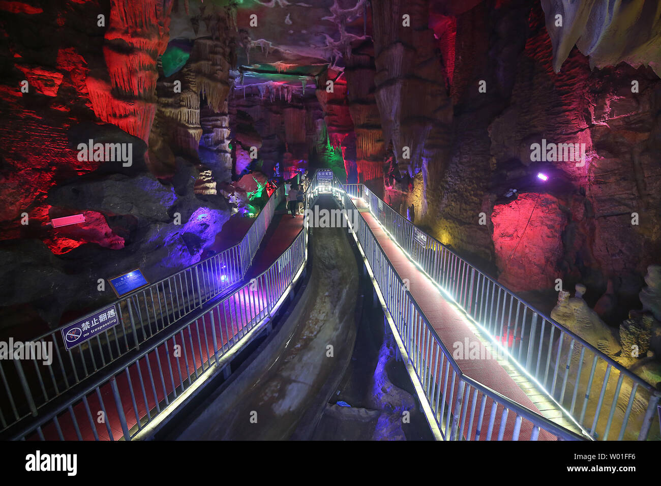 Chinesische Touristen besuchen Sie das Great Rift Valley Mount Tai, Provinz Shandong, am 23. August 2018. Auf einer Fläche von 1,28 Millionen Quadratmetern, die 6.000 Meter ungerade lange Karsthöhle ist ungefähr 500 Millionen Jahren. Foto von Stephen Rasierer/UPI Stockfoto