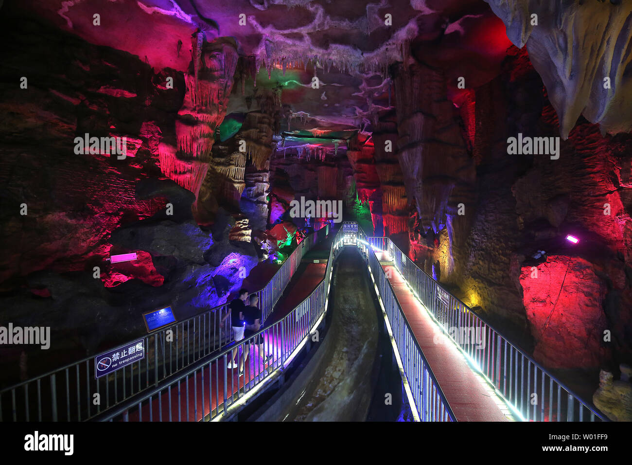 Chinesische Touristen besuchen Sie das Great Rift Valley Mount Tai, Provinz Shandong, am 23. August 2018. Auf einer Fläche von 1,28 Millionen Quadratmetern, die 6.000 Meter ungerade lange Karsthöhle ist ungefähr 500 Millionen Jahren. Foto von Stephen Rasierer/UPI Stockfoto