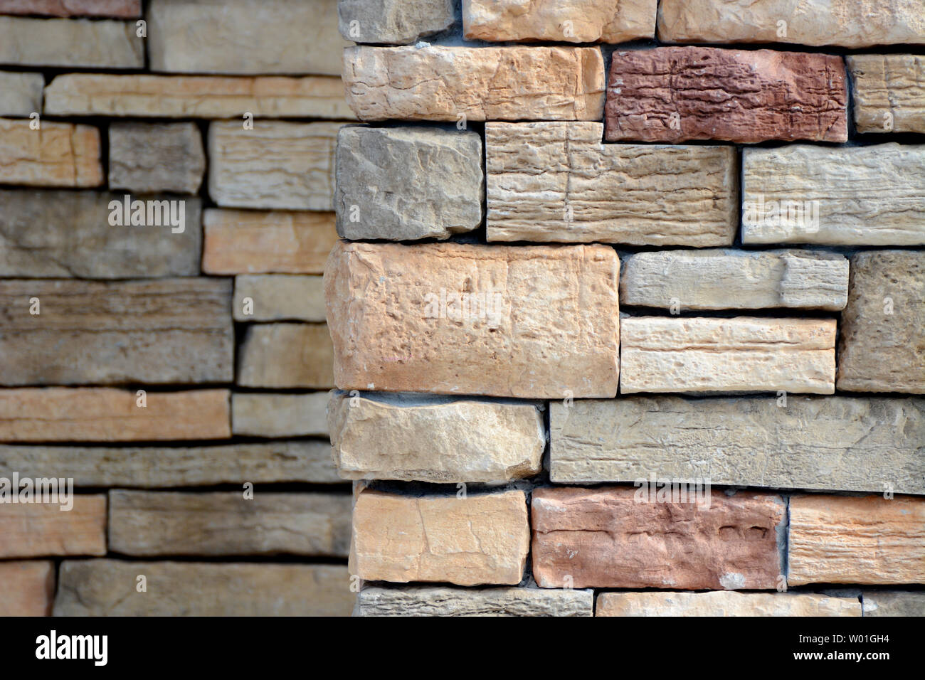 Es ist eine schöne Wand von rustikalen Ziegel mit verschiedenen Texturen und Farben Stockfoto