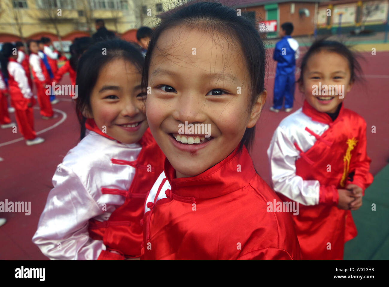 Die Teilnehmer üben traditionelle chinesische Übungen in der jungen kommunistischen Schule Everbright Elementaren in der Nähe der Stadt Taiyuan, Provinz Shanxi, am 31. Dezember 2018. Kommunistischen Partei Chinas unter der Führung von Präsident Xi Jinping, Bleibt fest in der Kontrolle der Regierung und in den meisten Aspekten der chinesischen Kultur, Bildung und gesellschaftlicher Fragen. Traditionelle chinesische Übungen sind in den meisten Schulen in China gefördert. Foto von Stephen Rasierer/UPI Stockfoto