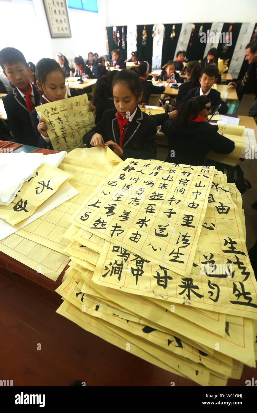 Chinesische Studenten Praxis traditionellen Kalligraphie an der jungen kommunistischen Schule Everbright Elementaren in der Nähe der Stadt Taiyuan, Provinz Shanxi, am 31. Dezember 2018. Kommunistischen Partei Chinas unter der Führung von Präsident Xi Jinping, Bleibt fest in der Kontrolle der Regierung und in den meisten Aspekten der chinesischen Kultur, Bildung und gesellschaftlicher Fragen. Traditionelle chinesische Übungen sind in den meisten Schulen in China gefördert. Foto von Stephen Rasierer/UPI Stockfoto