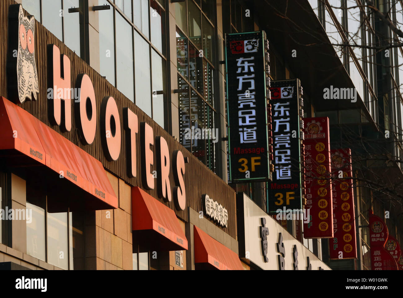 Us-amerikanische Hooters Restaurant schließt in Peking am 21. Februar 2019. Wenn die Pekinger Niederlassung wurde 2007 eröffnet, Hooters Girls aus den USA geschickt wurden zierliche chinesische Frauen in Hooters Waitressing 101 zu trainieren. Trotz einer loyalen expat Klientel, das Restaurant mit anziehender lokalen Diners gekämpft. Foto von Stephen Rasierer/UPI Stockfoto