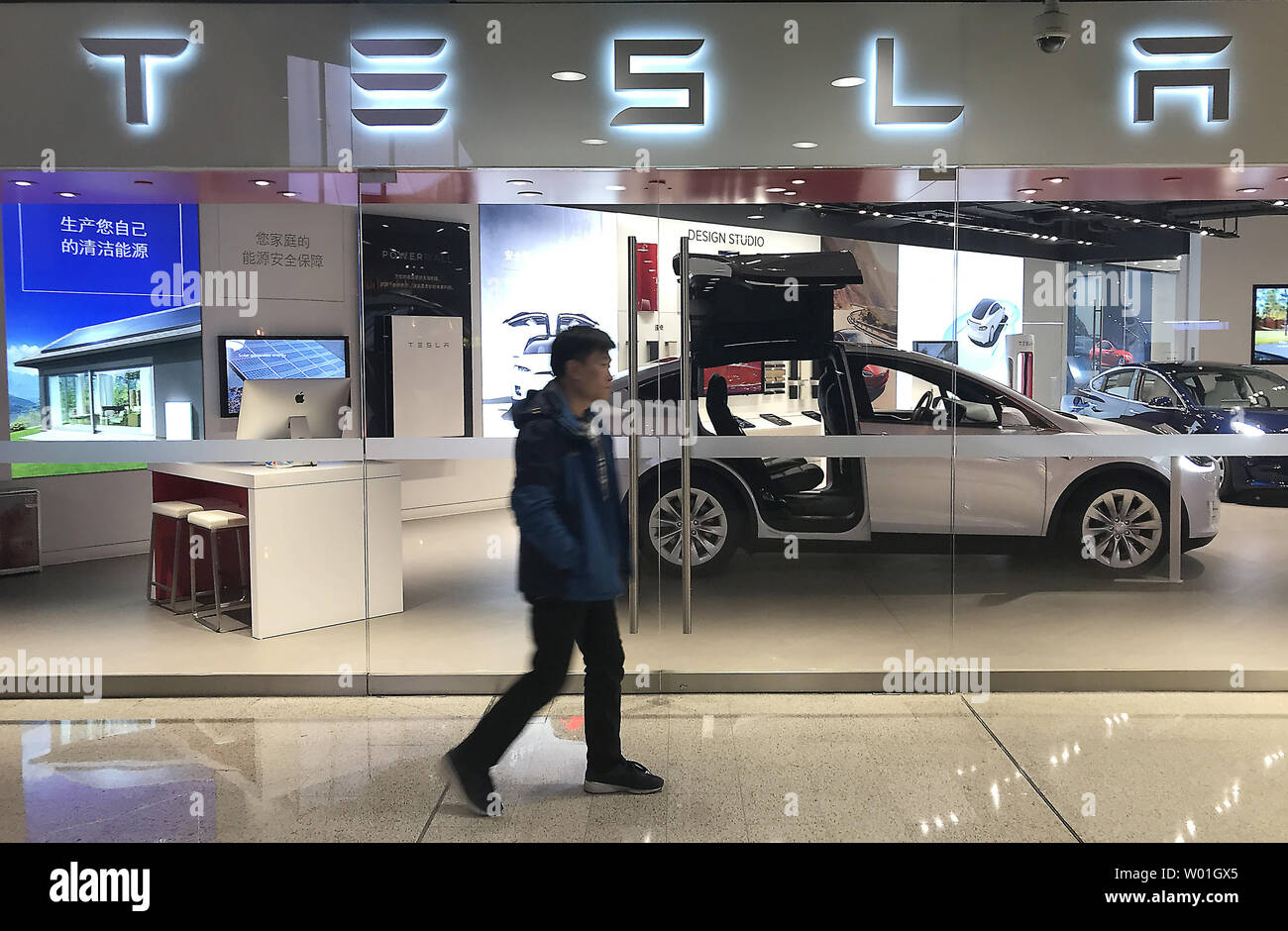 Chinesische besuchen Tesla's neuen Showroom in Peking am 25. Februar 2019. Us-amerikanische Tesla hat begonnen, die Bereitstellung von Modell 3 Autos in China vor dem Zeitplan. Foto von Stephen Rasierer/UPI Stockfoto