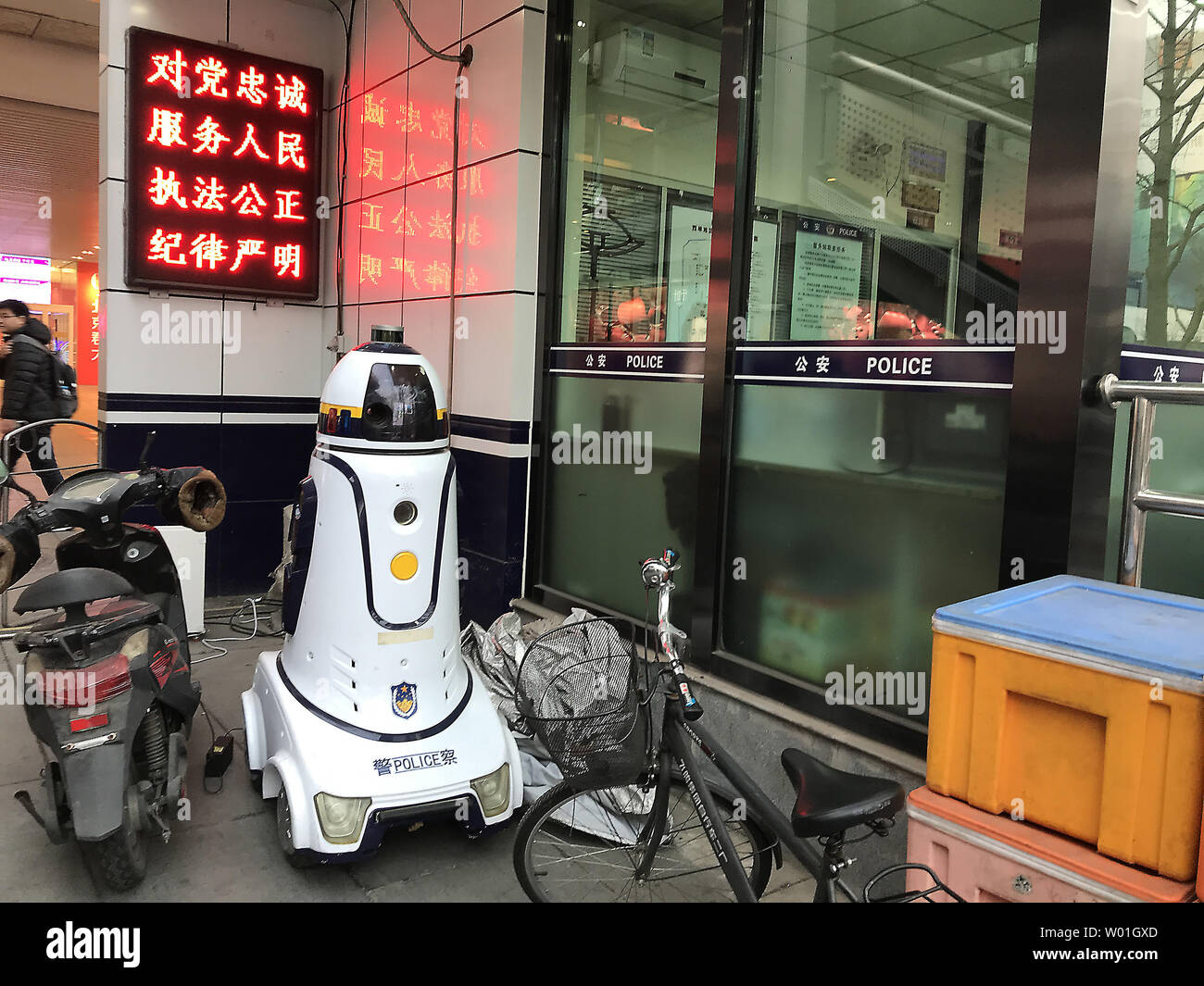 Eine polizeiliche Überwachung Roboter erhält eine Gebühr in Peking am 27. Februar 2019. Die Hauptstadt Chinas ist ratcheting Sicherheit in touristischen und Einkaufsmöglichkeiten als Führer der Regierung sind aufgrund der jährlichen Kongress in der nächsten Woche zu halten. Foto von Stephen Rasierer/UPI Stockfoto