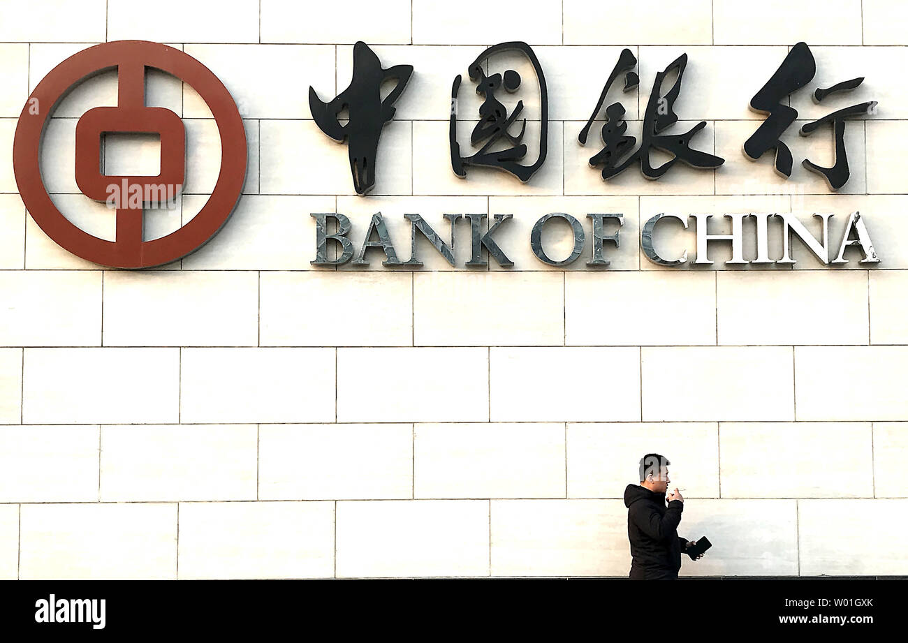 Ein chinesischer Mann hinter der Bank von China's Hauptsitz in Peking, am 28. Februar 2019. Ein ständiger Antrieb Kredit zu beschränken ist, die Bremsen auf die zweitgrößte Volkswirtschaft der Welt. Angesichts der Tatsache, dass China erzeugt mehr als ein Drittel der weltweiten Wirtschaftswachstum - das Hinzufügen von Zeichen des inländischen und weltweiten Expansion verlangsamt. Foto von Stephen Rasierer/UPI Stockfoto