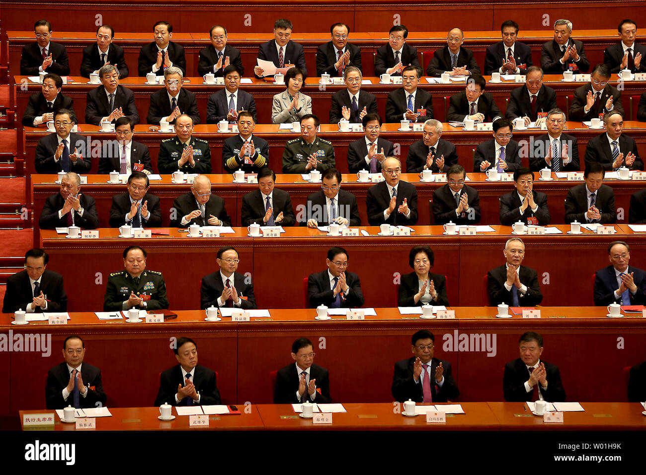 Chinesischen Delegierten begrüßen die Verabschiedung des Gesetzes bei der Abschlussfeier des 13. Nationalen Volkskongresses in der Großen Halle des Volkes in Peking am 15. März 2019. Chinas Spitzenpolitiker und Delegierte auf verschiedene Gesetze während der Jahrestagung der chinesischen Gesetzgebung gestimmt. Foto von Stephen Rasierer/UPI Stockfoto