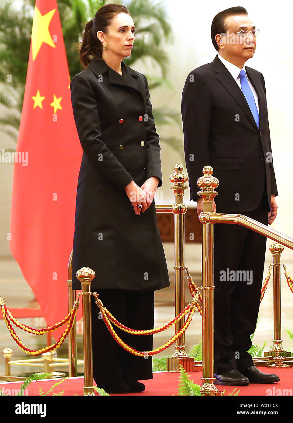 Chinesische Ministerpräsident Li Keqiang (R) und Neuseeland (NZ) Premierminister Jacinda Ardern lauschen ihren Nationalhymnen während der Begrüßungszeremonie in der Großen Halle des Volkes in Peking am 1. April 2019. China und Neuseeland unterzeichneten Abkommen über die Beseitigung der Doppelbesteuerung und Steuerflucht, da die beiden Länder die wirtschaftlichen Beziehungen zurück. Foto von Stephen Rasierer/UPI Stockfoto