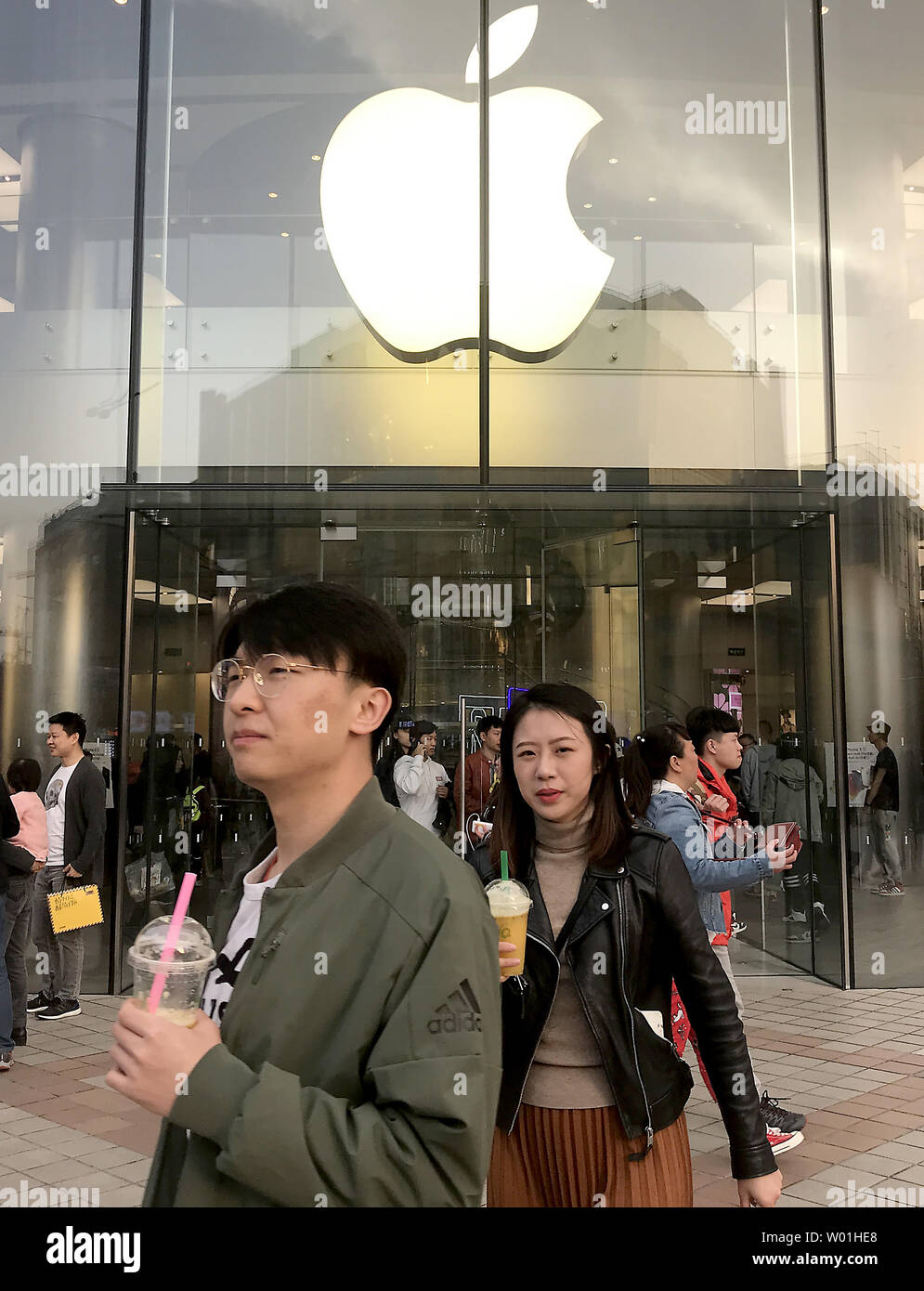 Chinesische und ausländische Käufer vorbei an einer der Apple Flagship Stores in Peking am 7. April 2019. Apple hat die Preise für einige seiner wichtigsten Produkte auf der offiziellen chinesischen Online Store um fast 6 Prozent, eine direkte Antwort auf eine steuerliche Veränderungen in China, die den Wert abgesenkt - Mehrwertsteuer für Luxus Hersteller wie Apple, nach Caixin. Foto von Stephen Rasierer/UPI.. Stockfoto
