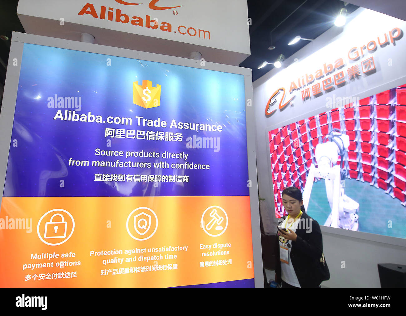 Alibaba, in einem Teil ihrer Push größere Anteile auf dem globalen e-commerce Markt, nimmt an der 2. Internationalen Electronic Commerce Expo in Wuhan, Provinz Zhejiang, am 12. April 2019. In weniger als einem Jahrzehnt hat sich China als weltweit führendes Unternehmen im Bereich e-commerce entstanden: heute seinen Anteil beträgt 42 Prozent. China ist die Heimat von 730 Millionen Internet-Nutzer, es entfallen 40 Prozent des Global Retail e-Commerce und Mobile Payment Markt 11 ist mal die Größe des US-Marktes nach einem Bericht von McKinsey Global Institute. Foto von Stephen Rasierer/UPI Stockfoto