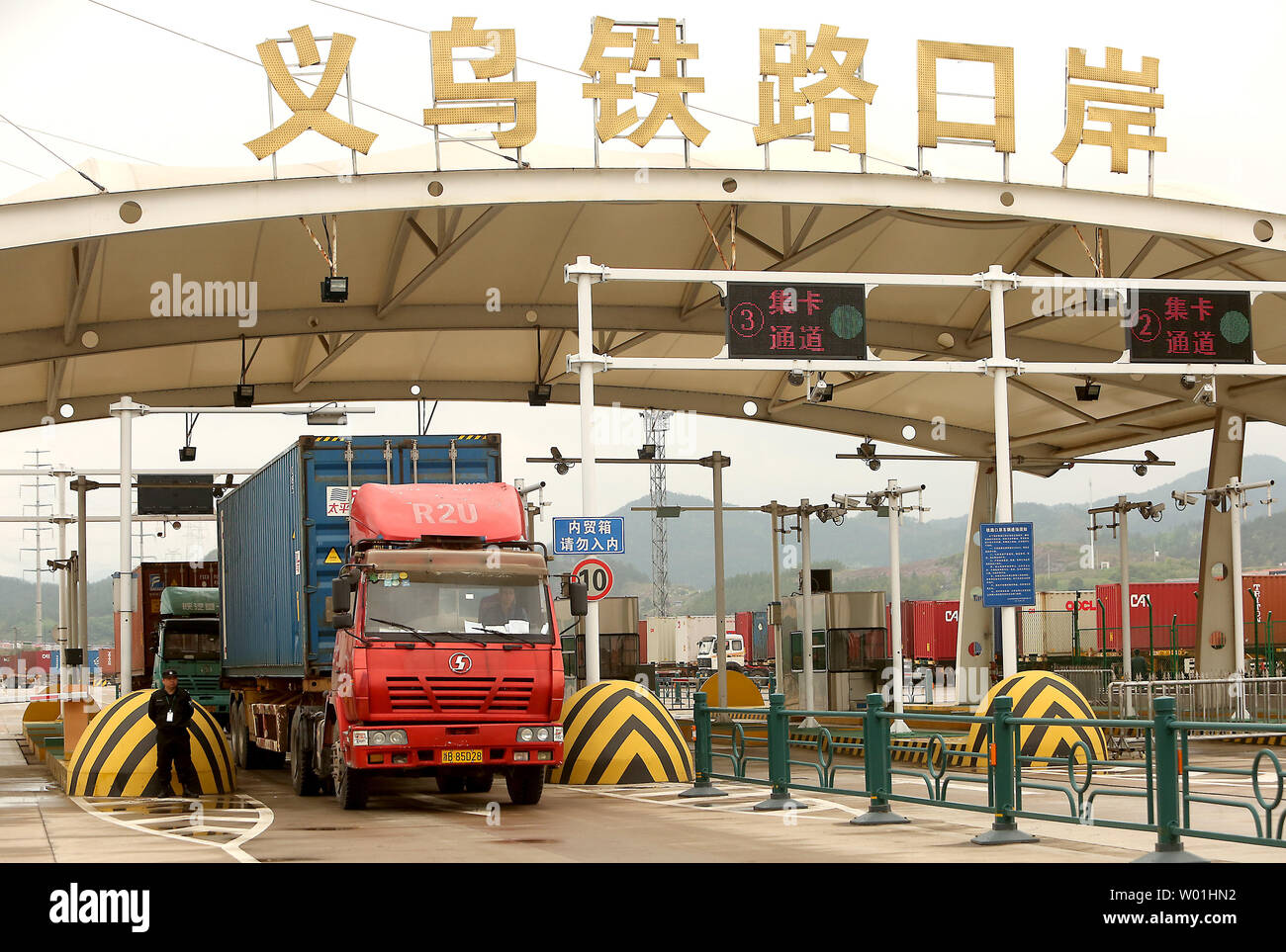 Container-Lkw der Yiwu Railway Cargo Station abfahren in Wuhan, Provinz Zhejiang, am 13. April 2019. Die Yiwu - London Eisenbahnlinie ist die längste Eisenbahn freight Route in der Welt, zwischen China und Europa als Handel erhöht sich zwischen den beiden globalen Wirtschaftsmächte. Foto von Stephen Rasierer/UPI Stockfoto