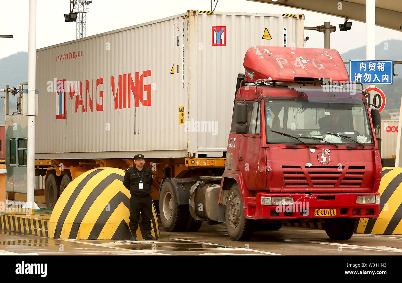 Container-Lkw der Yiwu Railway Cargo Station abfahren in Wuhan, Provinz Zhejiang, am 13. April 2019. Die Yiwu - London Eisenbahnlinie ist die längste Eisenbahn freight Route in der Welt, zwischen China und Europa als Handel erhöht sich zwischen den beiden globalen Wirtschaftsmächte. Foto von Stephen Rasierer/UPI Stockfoto