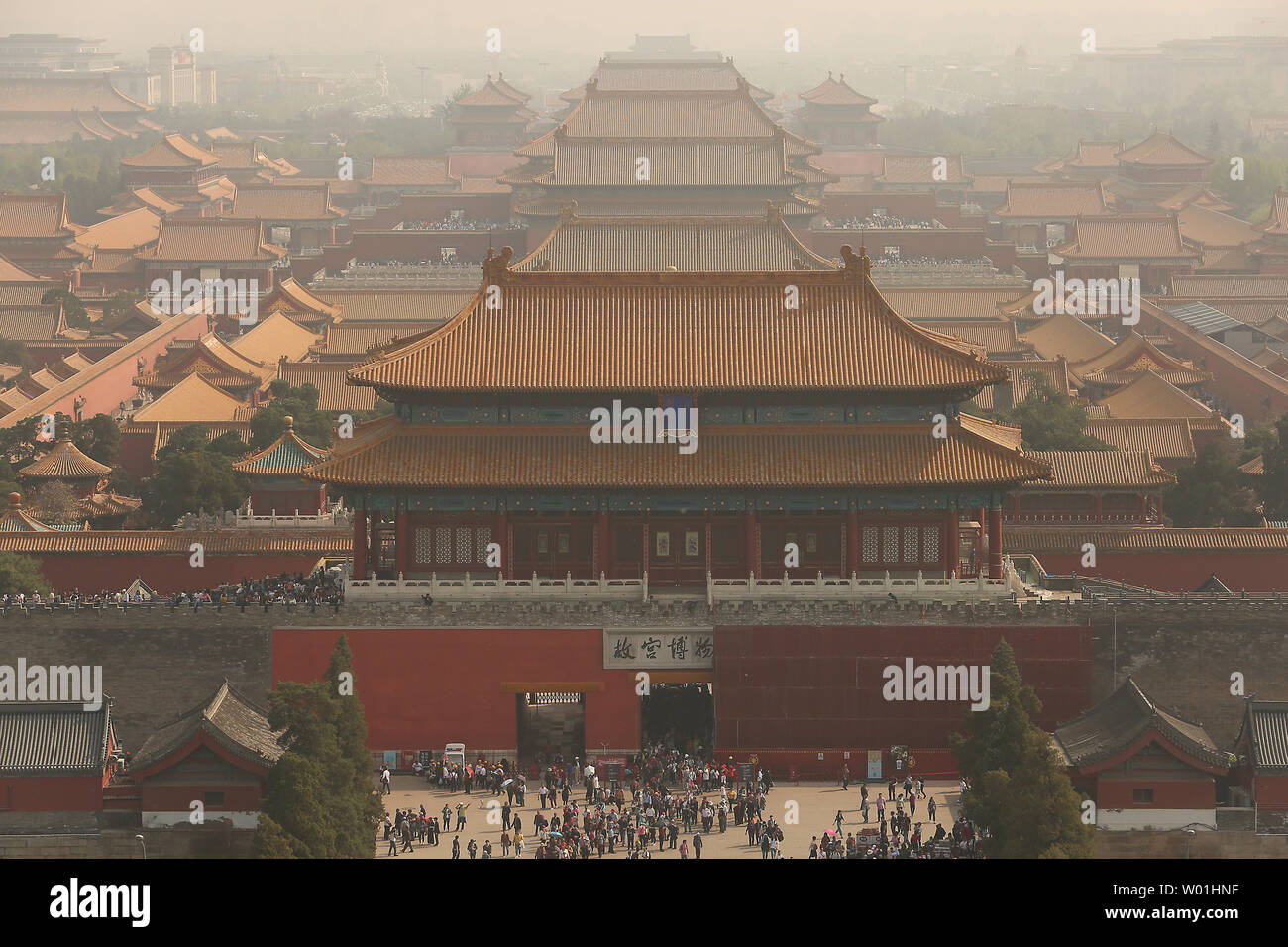 Eine ungesunde Haze sitzt über die Verbotene Stadt, wie Hunderte von Touristen die historischen Palast in Peking besuchen Sie am 17. April 2019. Smog erstickt, plagen die meisten chinesischen Städte vor kurzem in Chinas Hauptstadt aufgrund der strengen Vorschriften zur Eindämmung der Luftverschmutzung verringert hat, dennoch bleibt ein ernstes Problem in der Woche. Die Luftverschmutzung ist teilweise Schuld an der Tourismus in Peking. Foto von Stephen Rasierer/UPI Stockfoto