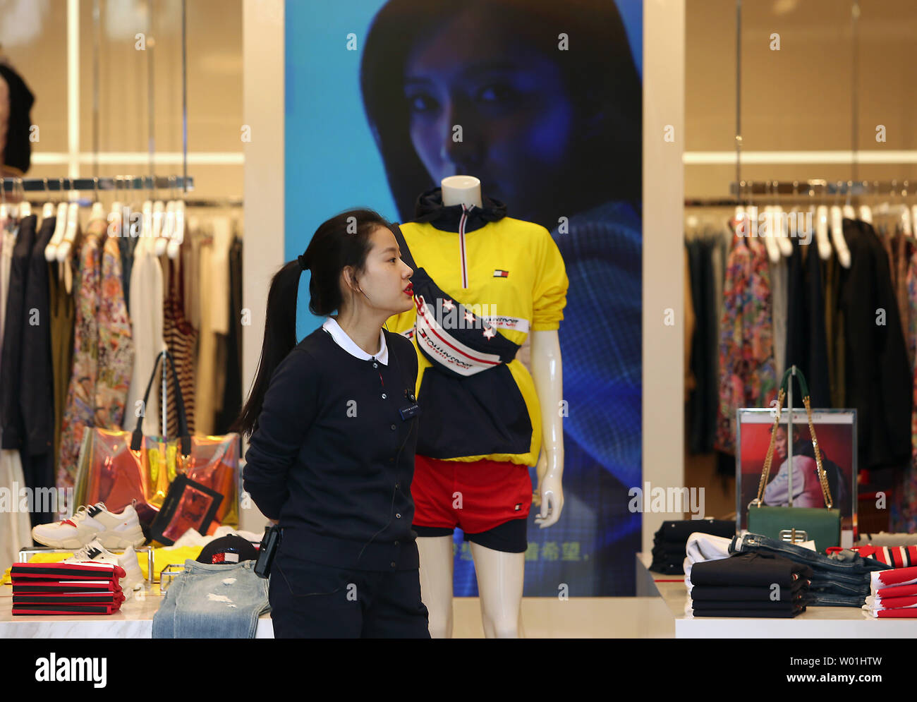 Ein Store attendant wartet auf Käufer an neuen Tommy Hilfiger USA Flagship  Store in Peking am 30. April 2019. Trotz anhaltenden Handelsstreitigkeiten  und Rechte an geistigem Eigentum betrifft, viele top US-Unternehmen  betrachten