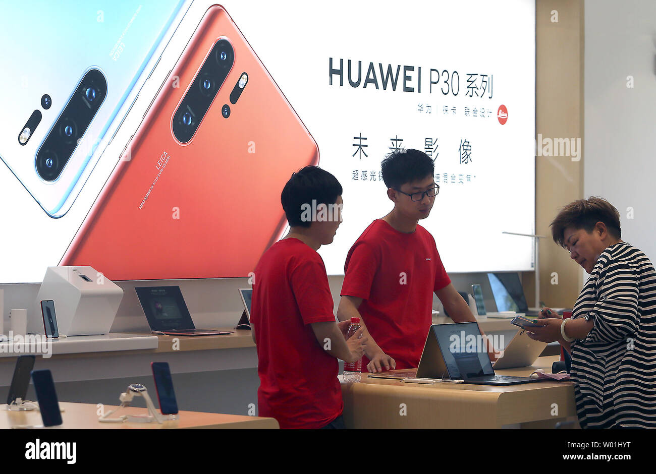 Chinesische Kunden shop An einem Huawei Showroom in der Innenstadt von Peking am 20. Mai 2019. Google hat alle Geschäfte mit Huawei, erfordert die Übertragung von Hardware, Software und technischen Dienste mit Ausnahme der öffentlich verfügbaren über Open Source Lizenzen ausgesetzt ist, in einem Schlag für die chinesische Technologie Unternehmen, das die US-Regierung versucht hat, um die Welt auf die schwarze Liste setzen. Foto von Stephen Rasierer/UPI Stockfoto