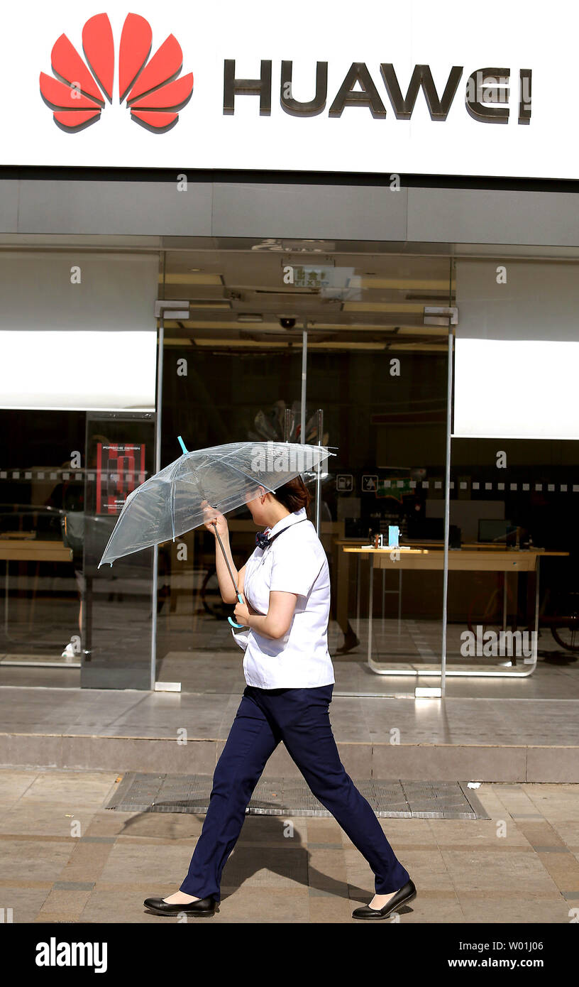 Eine chinesische Frau geht hinter einem Huawei Store in Peking am 21. Mai 2019. Huawei Gründer Ren Zhengfei zuckte weg von US-amerikanischen Versuche globalen Ambitionen seines Unternehmens zu blockieren, sagte, die Vereinigten Staaten die internationale Stärke der Telecom Riesen unterschätzt. Foto von Stephen Rasierer/UPI Stockfoto