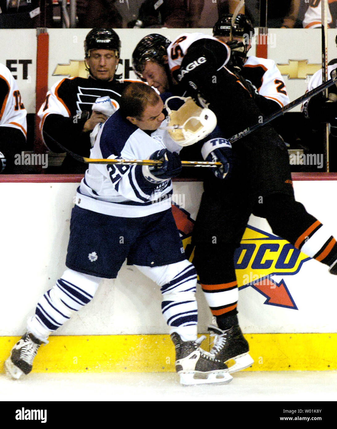 Die Maple Leafs'tie Domi (28) kollidiert mit dem Flyer "Danny Markov (55) und verliert seinen Helm in einem 3 bis 1 Flyer "Sieg als Philadelphia hosts Toronto in Spiel 1 der Eastern Conference Halbfinale im Wachovia Center in Philadelphia, am 22. April 2004. (UPI FOTO/Jon Adams) Stockfoto