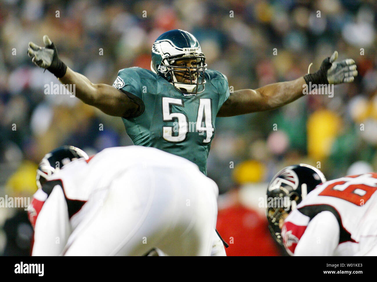 Philadelphia Eagles defender Jeremiah Trotter sticheleien die Atlanta Falcons Handlung durch Heben der Hand. Die Philadelphia Eagles in den Super Bowl XXXIX, durch das Besiegen der Atlanta Falcons 27 bis 10 am Lincoln Financial Field in Philadelphia, Pennsylvania, am 23. Januar 2005. (UPI Foto/John angelillo) Stockfoto