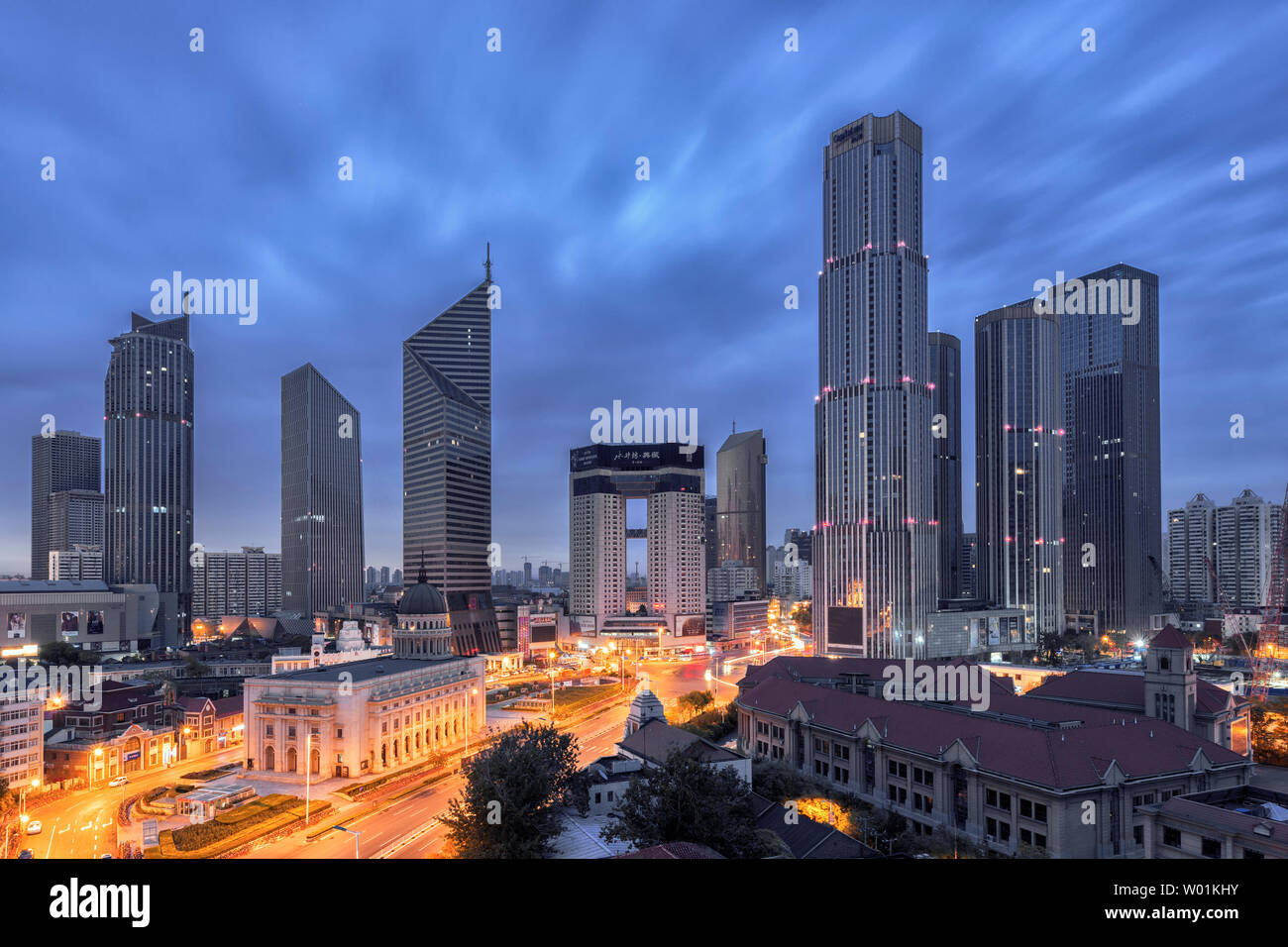 Am frühen Morgen, die Lichter der Stadt noch nicht erloschen, der Himmel wird langsam heller, der blaue Himmel ist klar, und die ganze Stadt ist ungefähr zu wecken. Stockfoto