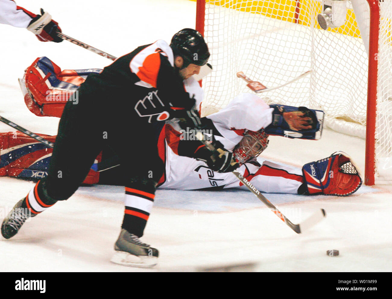 Philadelphia Flyers Derian Hatcher macht einen Schuß auf Ziel durch Washington Capitals goalie Cristobal Huet während der dritten Periode NHL erste runde Endspiel Aktion an der Wachovia Center in Philadelphia, 21. April 2008 beendet. Washington besiegt Philadelphia auch die Serie als 3-3. (UPI Foto/John Anderson) Stockfoto