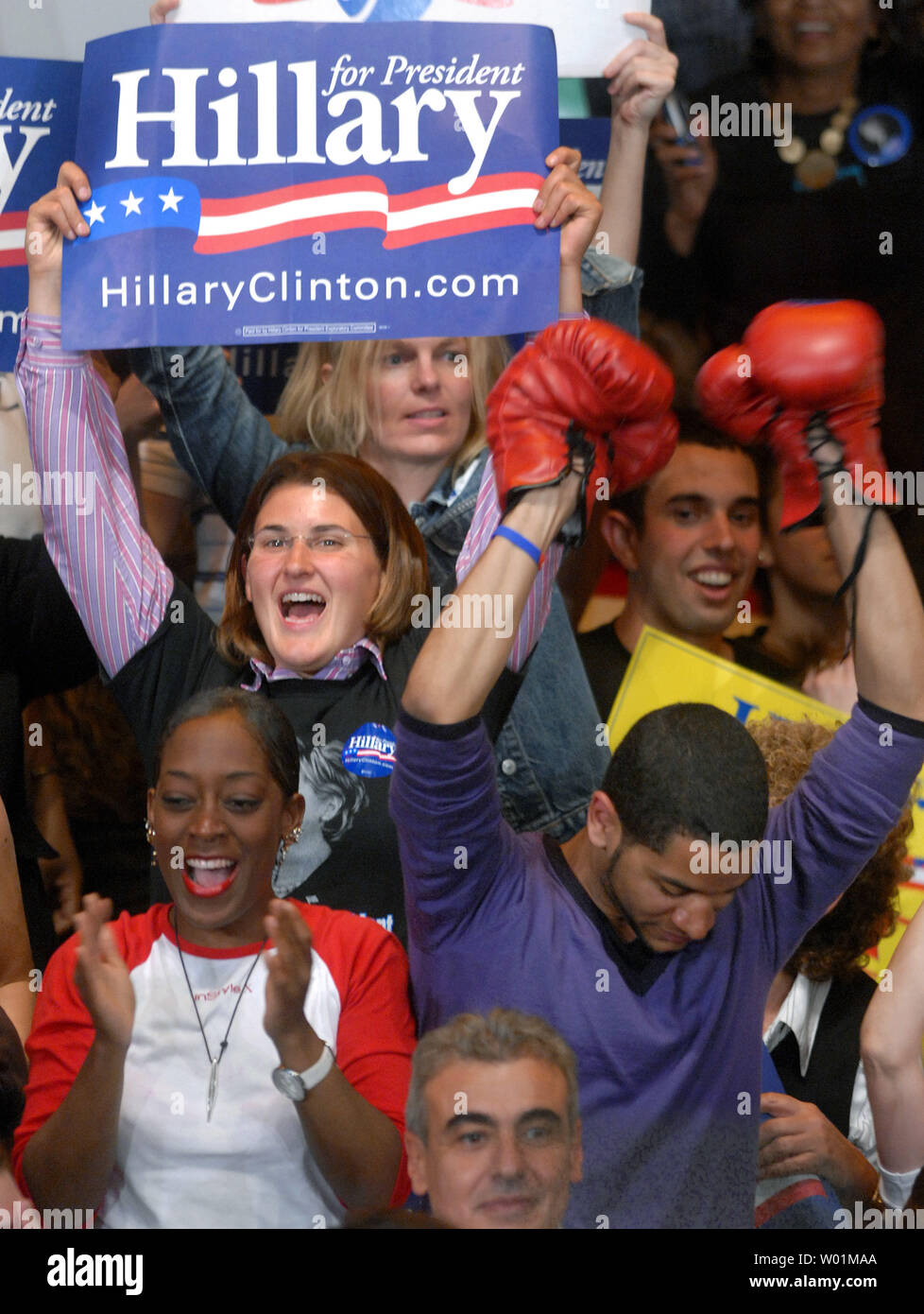 Anhänger des demokratischen Präsidentschaftskandidaten Hillary Clinton reagiert, nachdem bekanntgegeben wurde, dass Clinton projiziert wird zu gewinnen die Pennsylvania Präsidentenprimär in Philadelphia am 22. April 2008. (UPI Foto/Kevin Dietsch) Stockfoto