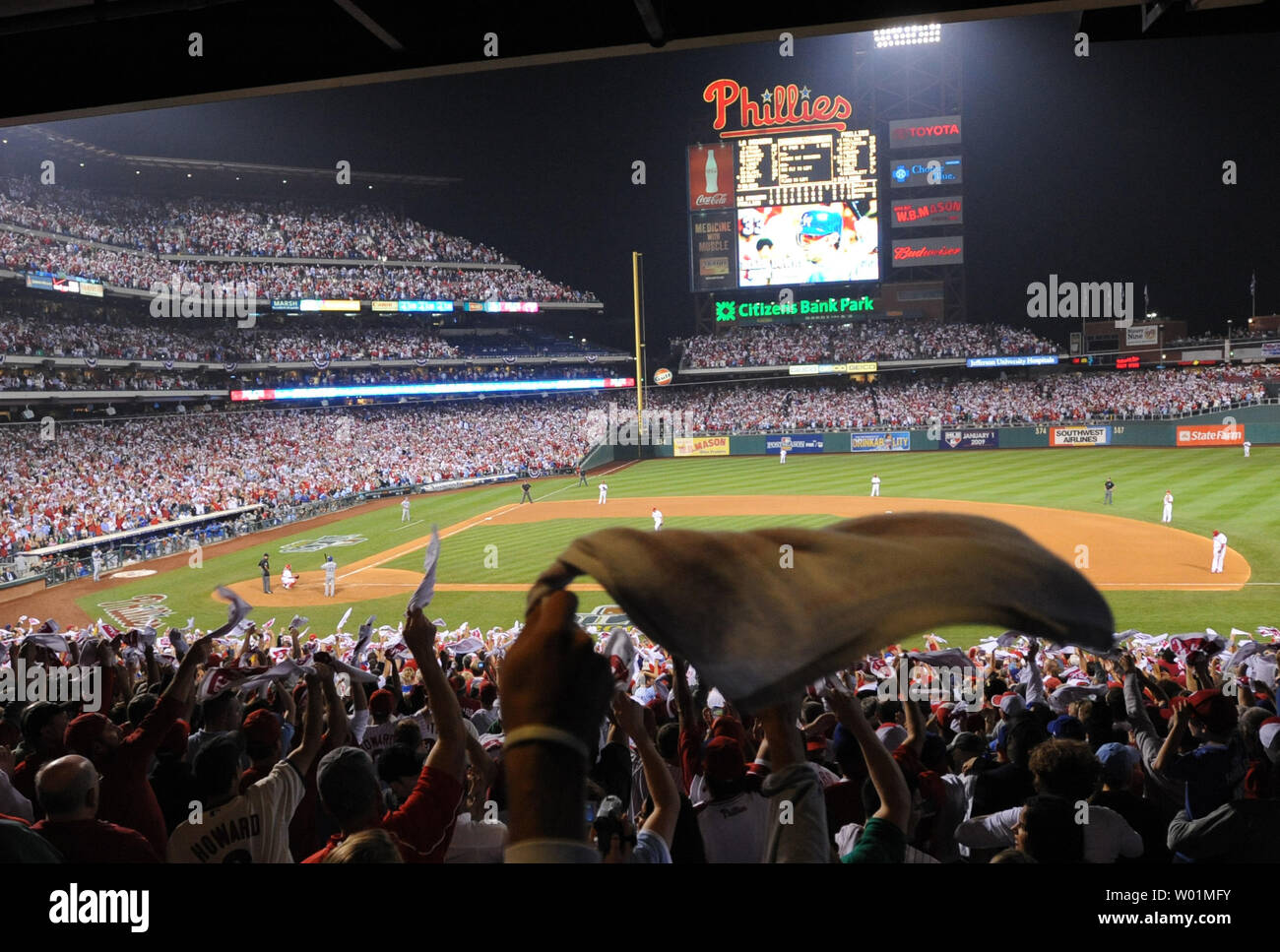 Philadelphia Phillies Ventilator Welle ihre Handtücher als Schwindler bat im neunten Inning von Spiel eins von Major League Baseball, National League Championship Series an Citizen Bank Park in Philadelphia, Pennsylvania, die am 9. Oktober 2008. Philadelphia gewann 3-2. (UPI Foto/Pat Benic) Stockfoto