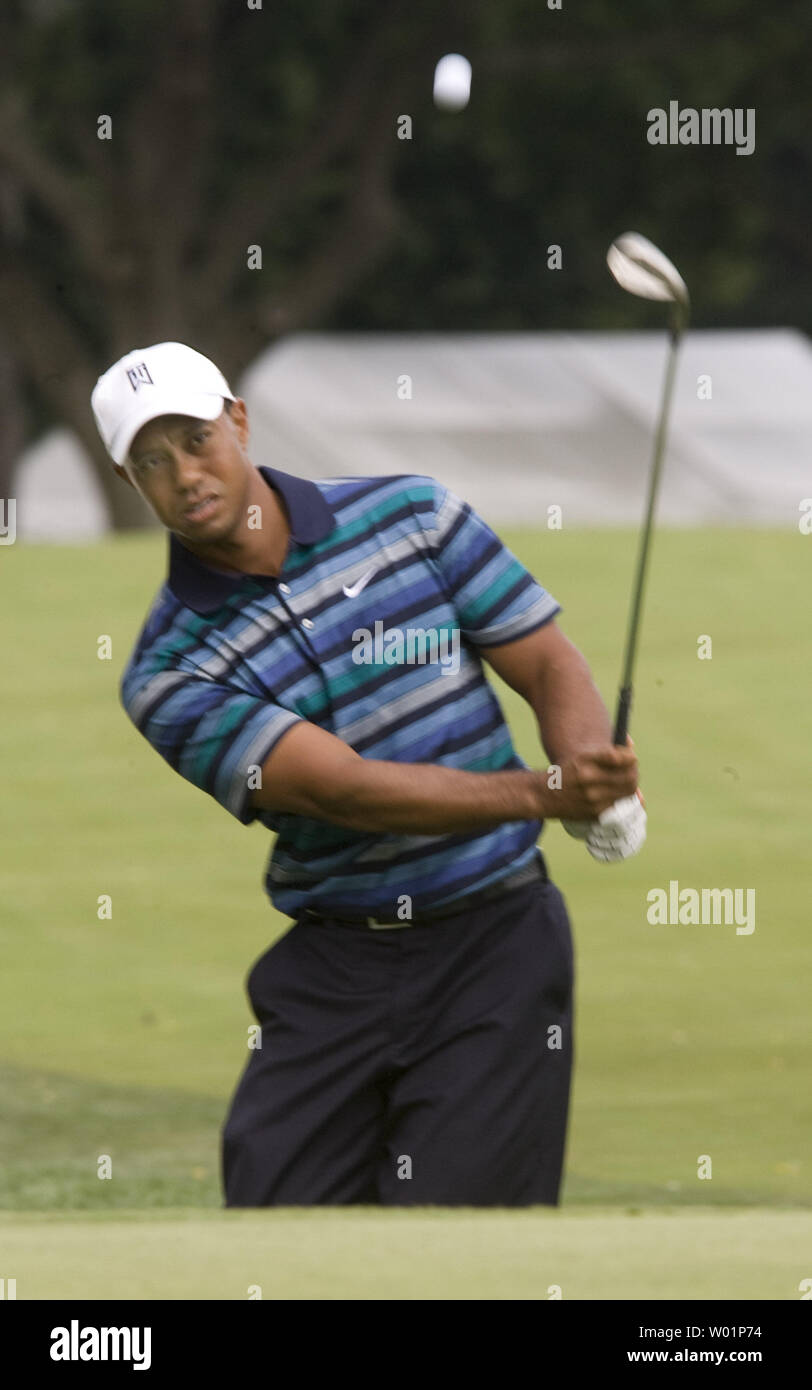 Tiger Woods Chips auf Bohrung Nr. 4 während seiner ersten Runde Praxis bei AT&T National Turnier auf der PGA Aronimink Golf Club in Newtown Square, Pennsylvania am 29. Juni 2010. UPI/John Anderson Stockfoto