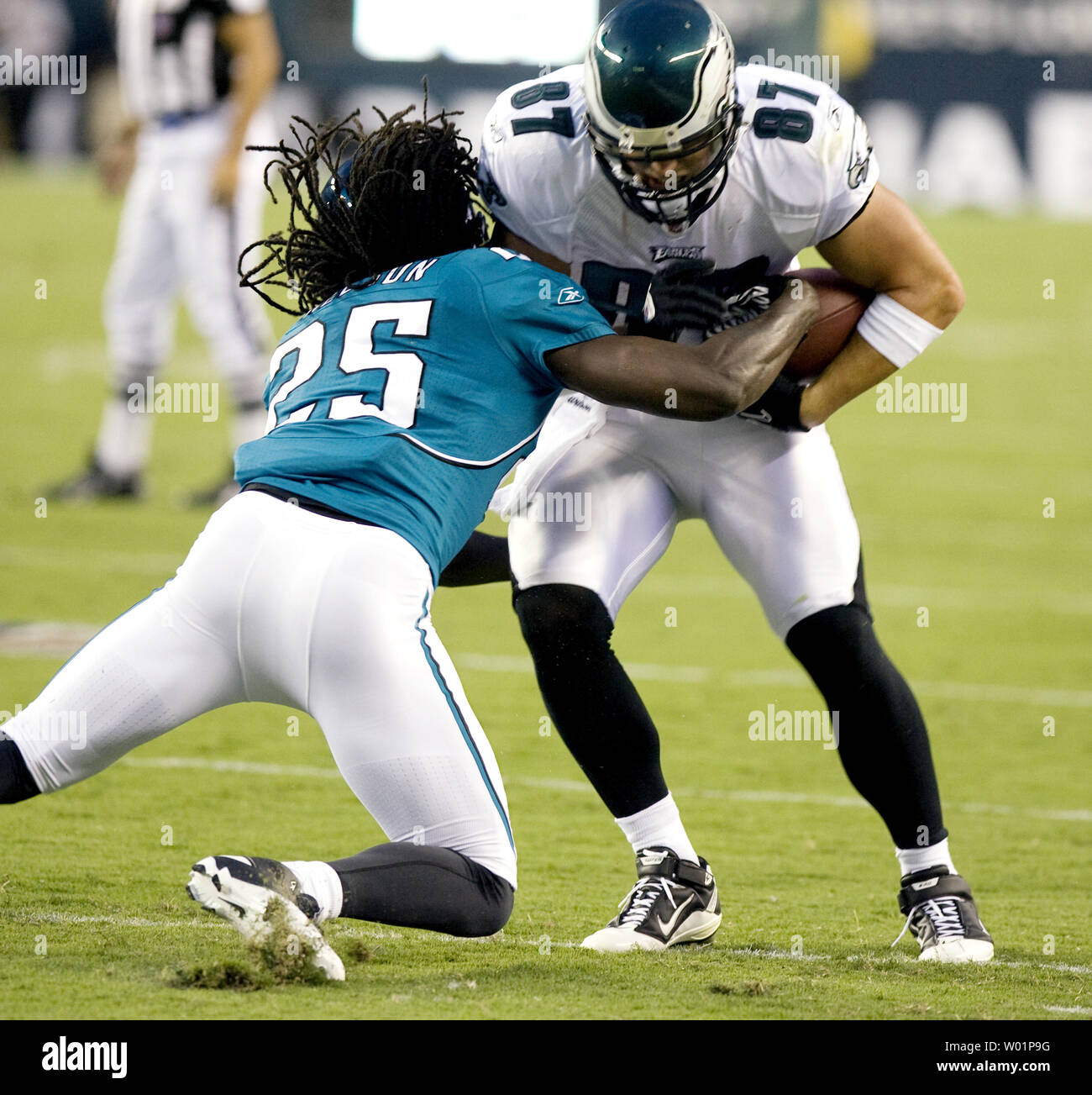 Jacksonville Jaguars Reggie Nelson (25) erhält seine Hand auf den Ball wie er unten bringt Philadelphia Eagles tight end Brent Celek (87) im ersten Quartal bei Lincoln Financial Field in Philadelphia am 13. August 2010. UPI/John Anderson Stockfoto