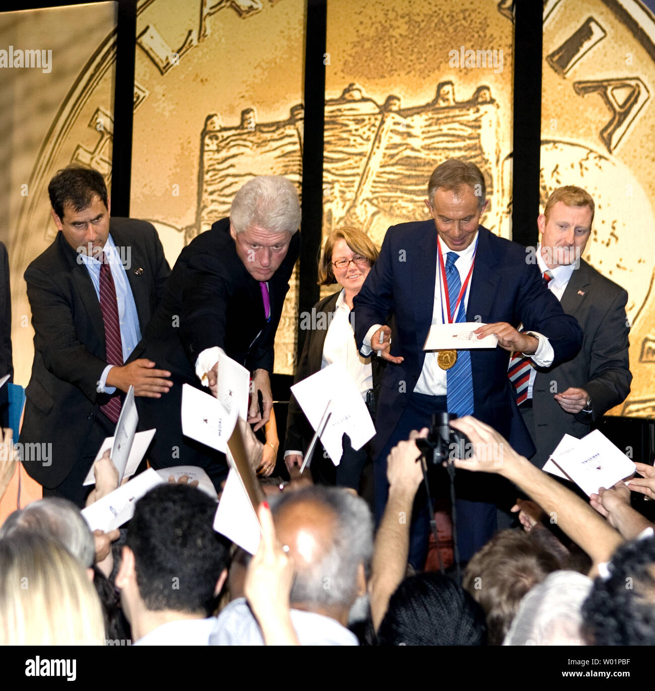 Der ehemalige Präsident Bill Clinton und der frühere britische Premierminister Tony Blair Autogramme für die Masse nach Blair war die Freiheit Metall während der Zeremonien am National Constitution Center in Downtown Philadelphia 13. September 2010 vorgelegt. UPI/John Anderson Stockfoto