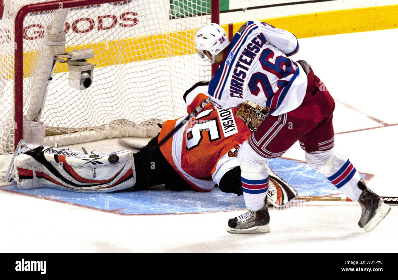 New York center Erik Christensen rutscht der Puck Vergangenheit Philadelphia Flyers goalie Sergei Bobrovsky während des shootout der Philadelphia Flyers-New York Randers NHL Spiel an der Wells Fargo Center in Philadelphia, April 3, 2011 zu beenden. New York Philadelphia 3-2 besiegte. UPI/Eileen Angelino Stockfoto