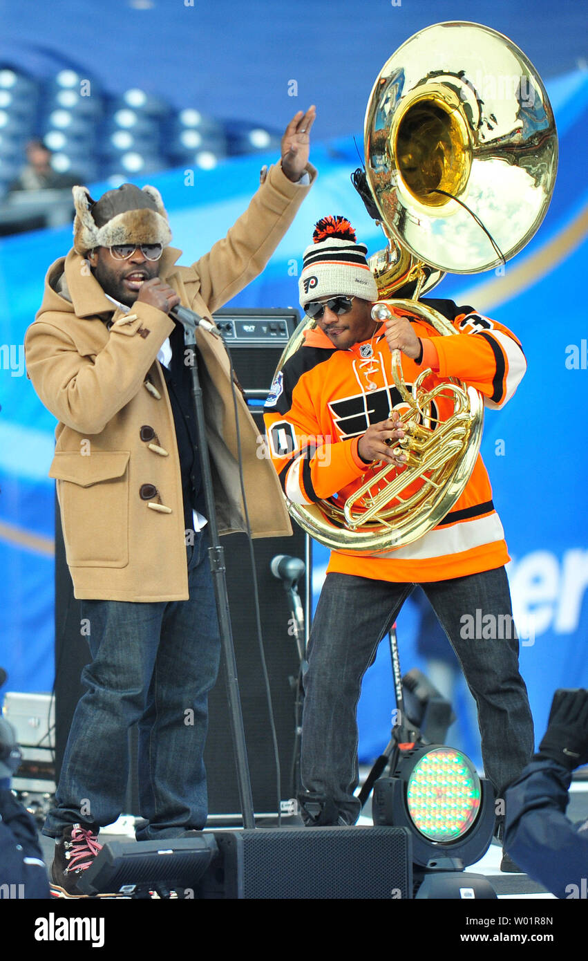 Die Wurzeln durchführen, bevor die 2012 NHL Klassiker zwischen den Philadelphia Flyers und die New York Rangers am Citizens Bank Park in Philadelphia am 2. Januar 2012. UPI/Kevin Dietsch Stockfoto