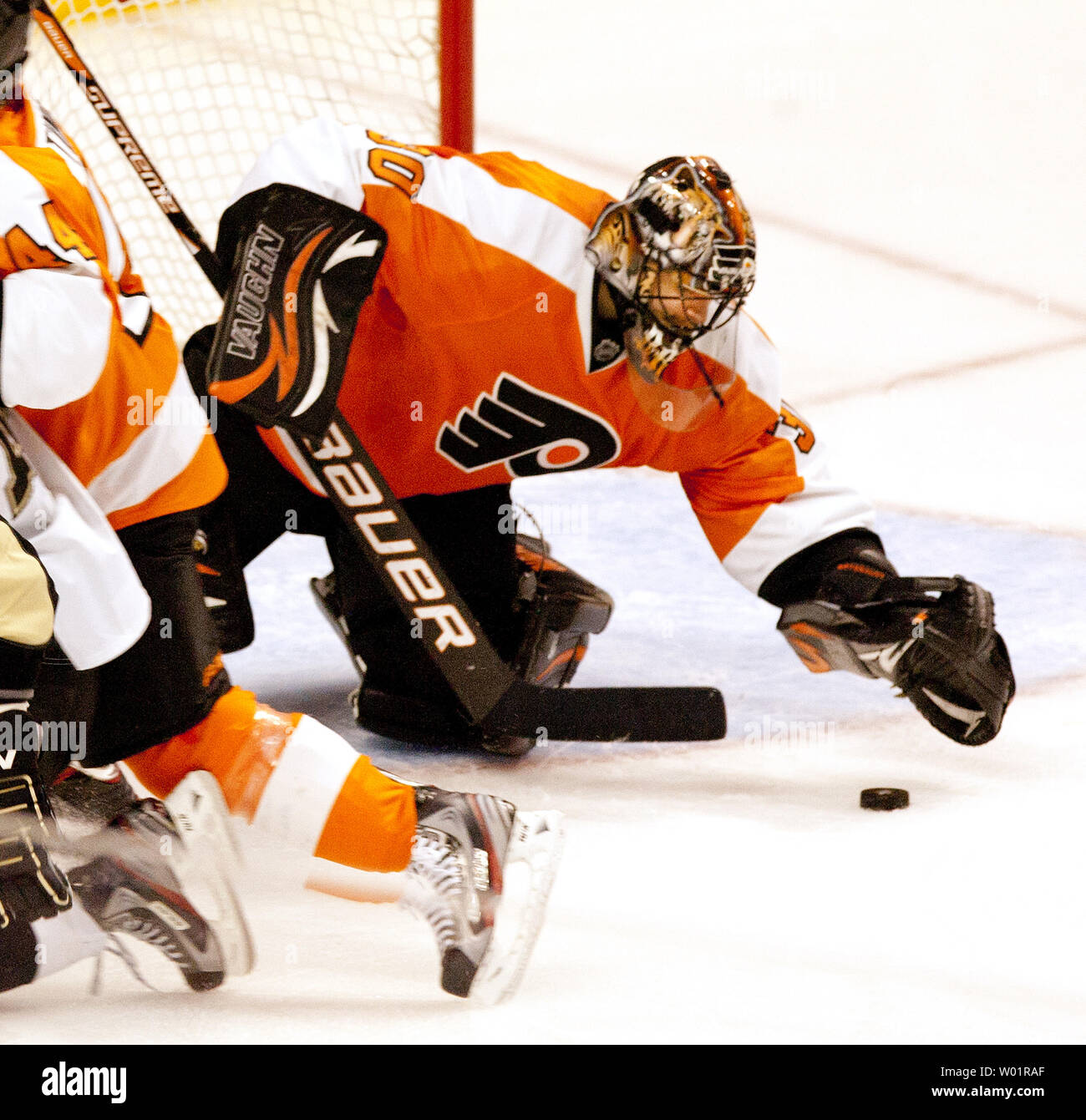 Philadelphia Flyers goalie Sergei Bobrovsky macht eines seiner vielen während der zweiten Periode Pittsburgh Penguins-Philadelphia Flyer Spiel 6 Endspiel Aktion an der Wells Fargo Center in Philadelphia am 22 April, 2012 spart. Philadelphia Pittsburgh besiegte 5-1, um die Reihe zu gewinnen. UPI/Eileen Angelino Stockfoto