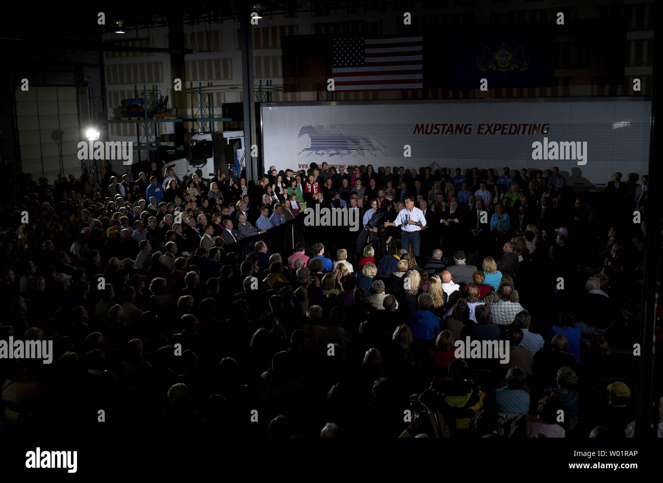 Der republikanische Präsidentschaftskandidat Mitt Romney spricht neben einer Big Rig Truck mit Sen Marco Rubio (R-FL) einem Town hall Meeting an Mustang Expediting in Aston, Pennsylvania am 23. April 2012. UPI/Kevin Dietsch Stockfoto